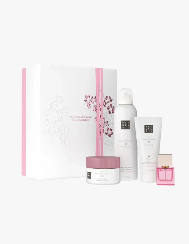 Beyaz bir kutu ve pembe kurdelelerle süslenmiş, üzerinde kiraz çiçeği motifleri bulunan Ritual of Sakura hediye seti, köpük duş jeli, vücut kremi, peeling ve mini parfüm içererek Anneler Günü'ne özel bir hediye seçeneği sunuyor.