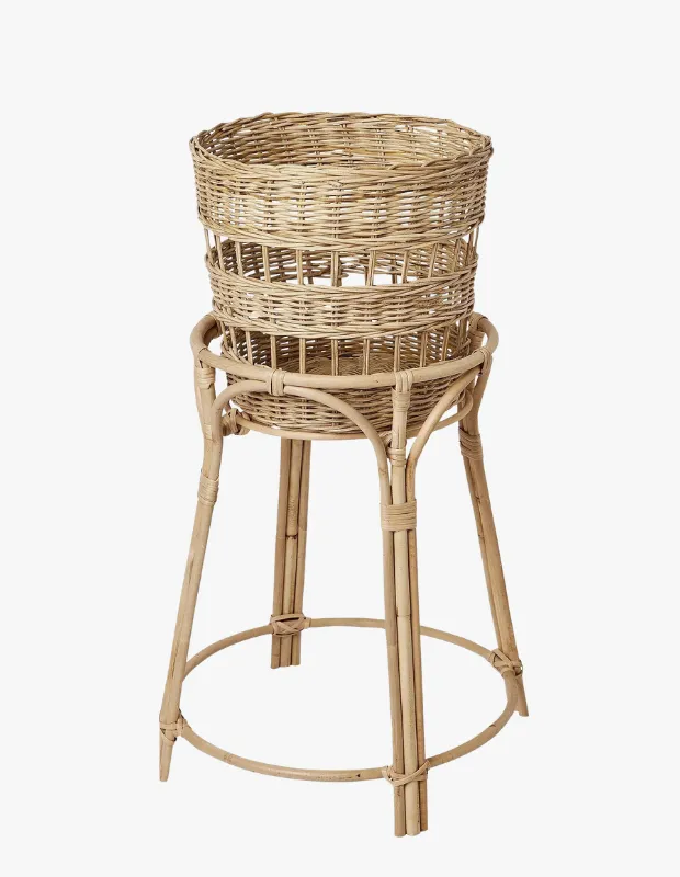 Ürün Cinsiyeti
Unisex

Ürün Tipi
Ev & Bahçe / Bitki Standı

Ürün Sezonsallığı
Dört Mevsim

Ürün Çeşidi
Rattan Çiçeklik

Ürün Özellikleri
IKEA TOLKNING rattan çiçeklik, doğal malzeme dokusunu modern tasarımla buluşturarak bitkilerinizi estetik bir şekilde sergilemenizi sağlar. El işçiliğiyle üretilmiş rattan yapısı sayesinde her parça kendine özgü bir karakter taşırken, hafif ve dayanıklı formu kullanım kolaylığı sunar. 66 cm yüksekliği ile bitkileri yükselterek mekâna derinlik kazandırır ve dekoratif bir odak noktası oluşturur. Açık örgü formu hava sirkülasyonunu desteklerken, doğal tonları sayesinde farklı dekorasyon stilleriyle uyum sağlar. İç mekân kullanımına uygun olan bu model, özellikle salon, balkon ve kış bahçesi gibi alanlarda sıcak ve doğal bir atmosfer yaratır.

Öne Çıkan Detaylar

Doğal rattan malzeme

El işçiliği – her parça benzersiz

66 cm yükselti – dekoratif sergileme

Hafif ve dayanıklı yapı

Açık örgü tasarım – hava sirkülasyonu

Doğal ton – dekorasyon uyumu

Kimler Kullanıyor?
Doğal ve sıcak dekorasyon stilini benimseyenler için ideal. Bitkilerini sadece yetiştirmekle kalmayıp yaşam alanının bir parçası olarak sergilemek isteyen, bohem, İskandinav veya minimalist tarzlara ilgi duyan kullanıcıların dekorasyonuna kolayca uyum sağlar.

Rattan çiçeklik; doğal dokusu ve yükseltilmiş formuyla bitkilerinizi öne çıkarırken yaşam alanınıza sıcak ve estetik bir atmosfer kazandırır.