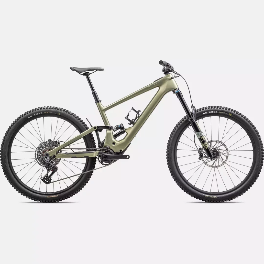 Tam süspansiyonlu, açık haki yeşili tonlarında bir Specialized Turbo Kenevo SL 2 Expert elektrikli dağ bisikleti, sağlam kadrosu, kalın dişli lastikleri ve entegre motoruyla zorlu parkurlara uygun olarak beyaz bir fonda sağ profilden gösteriliyor.