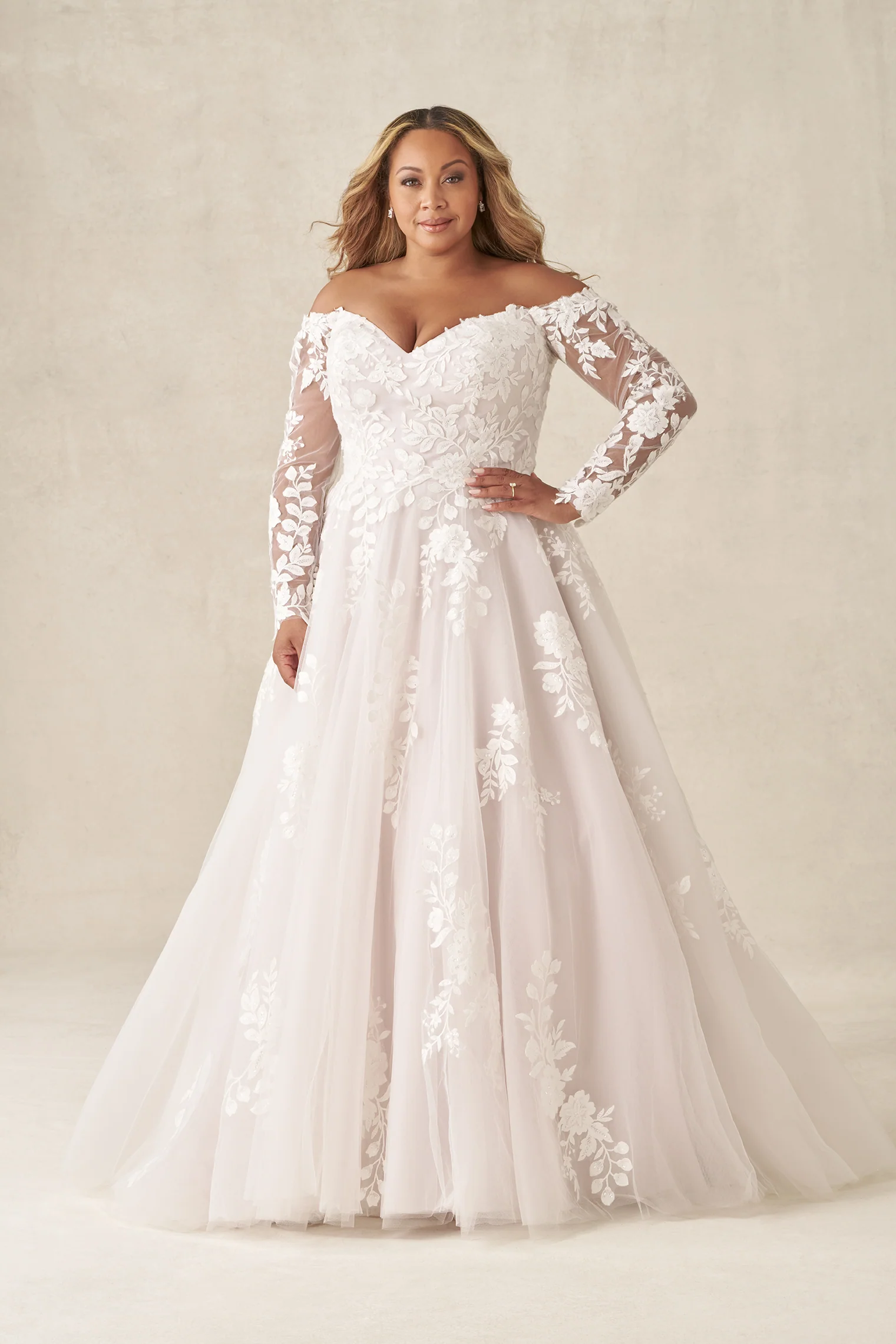 Allure Bridals marka omuzları açık kalp yaka kesimli, baştan aşağı ince dantel işlemeleriyle süslenmiş transparan uzun kollu gelinlik.