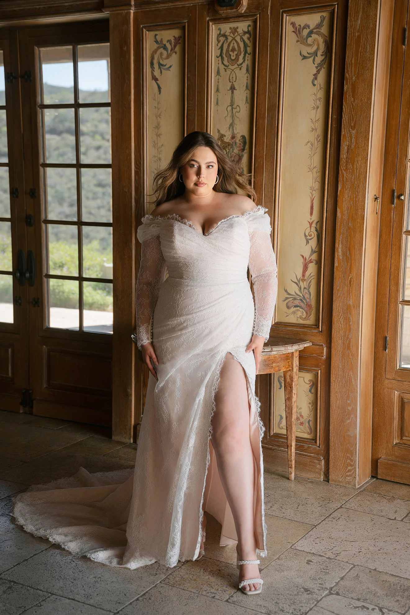 Allure Bridals marka uzun kollu gelinlik giyen büyük beden gelin.
