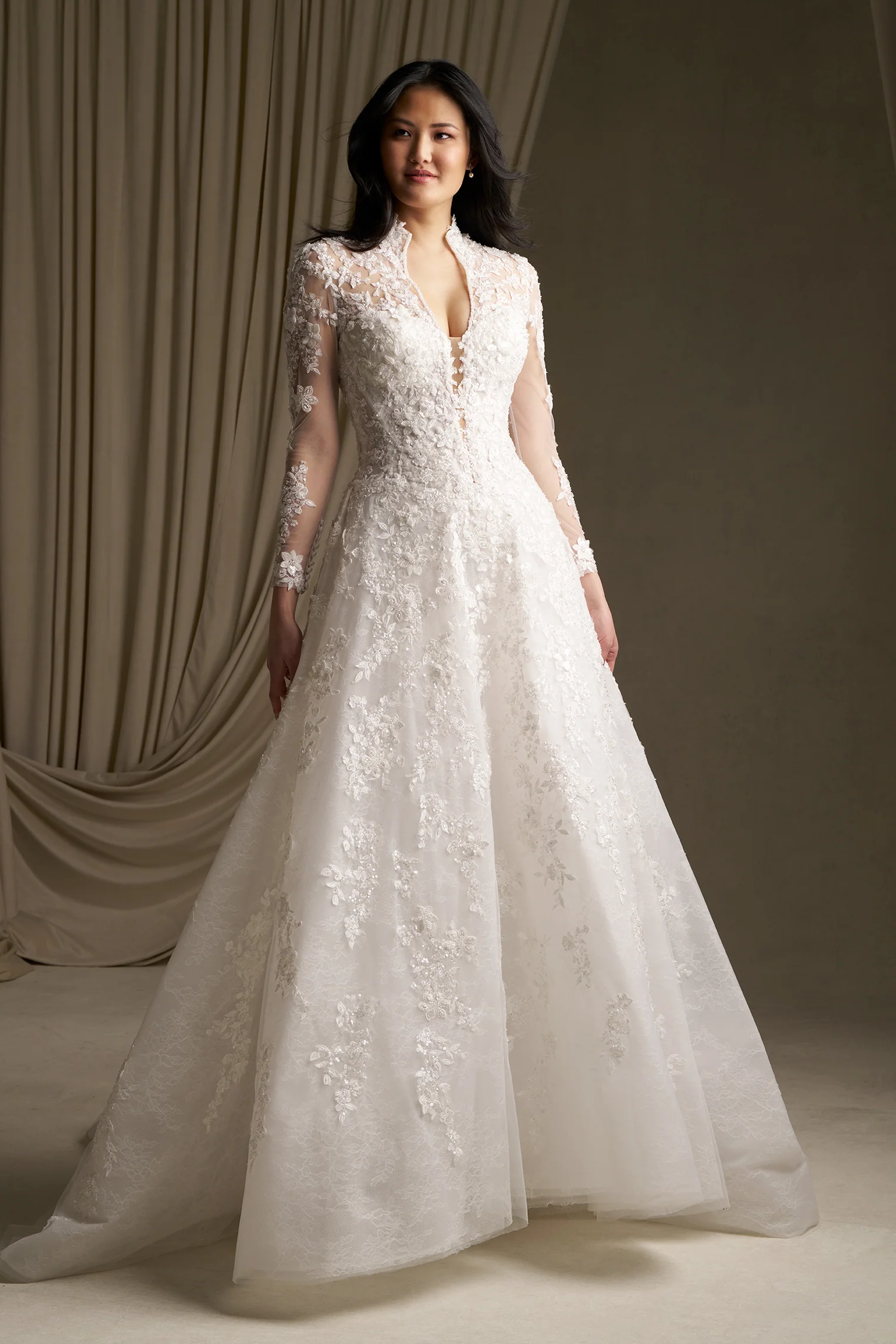 Allure Bridals marka, şeffaf uzun kollu, dantelli beyaz bir gelinlik.