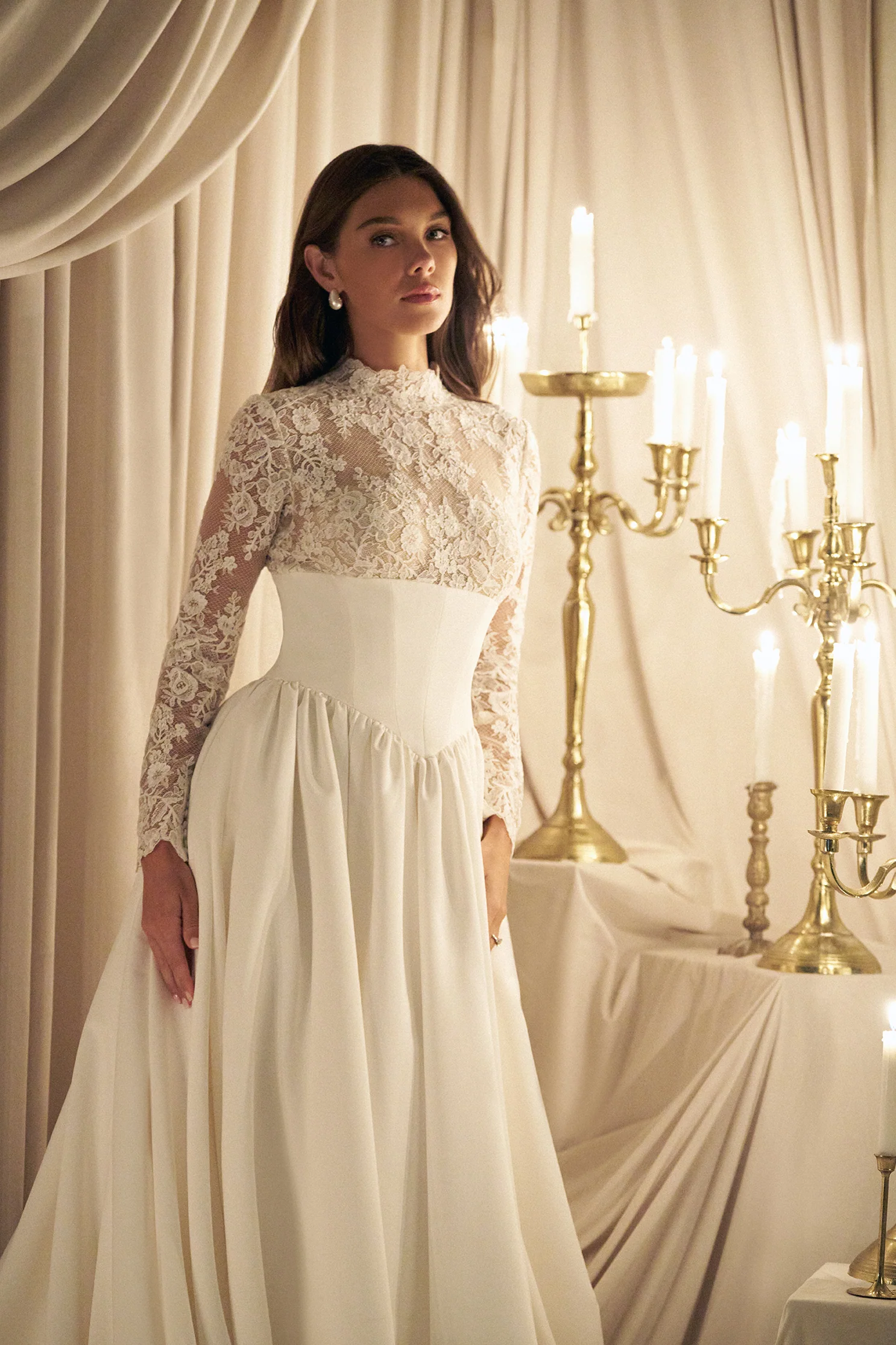 Allure Bridals marka yüksek yakalı, uzun kollu gelinlik.