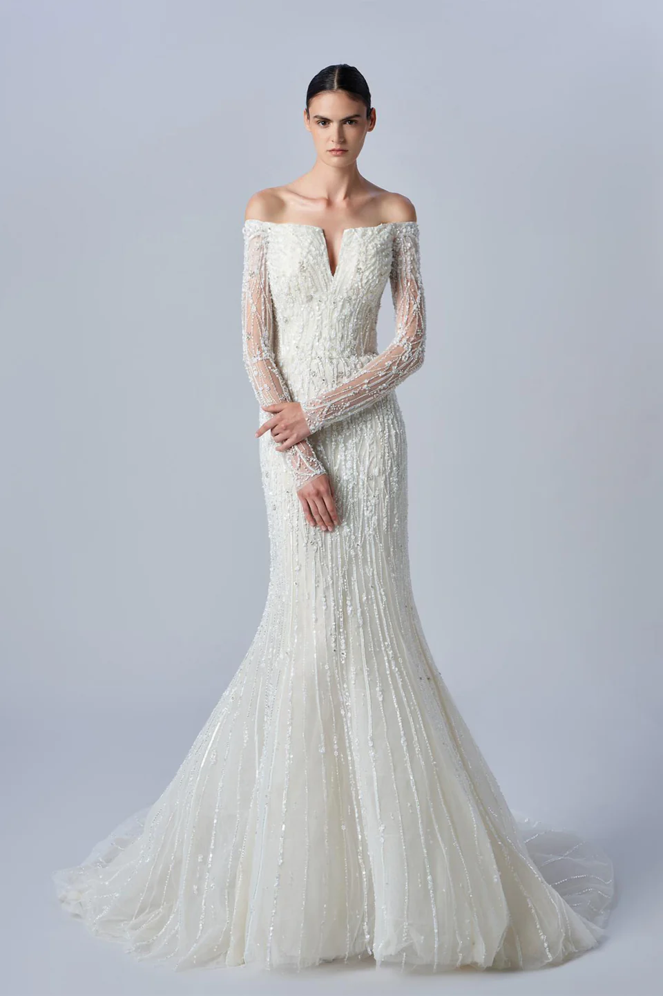 Elie Saab uzun kollu, düşük omuzlu, ışıltılı işlemeli balık model gelinlik.