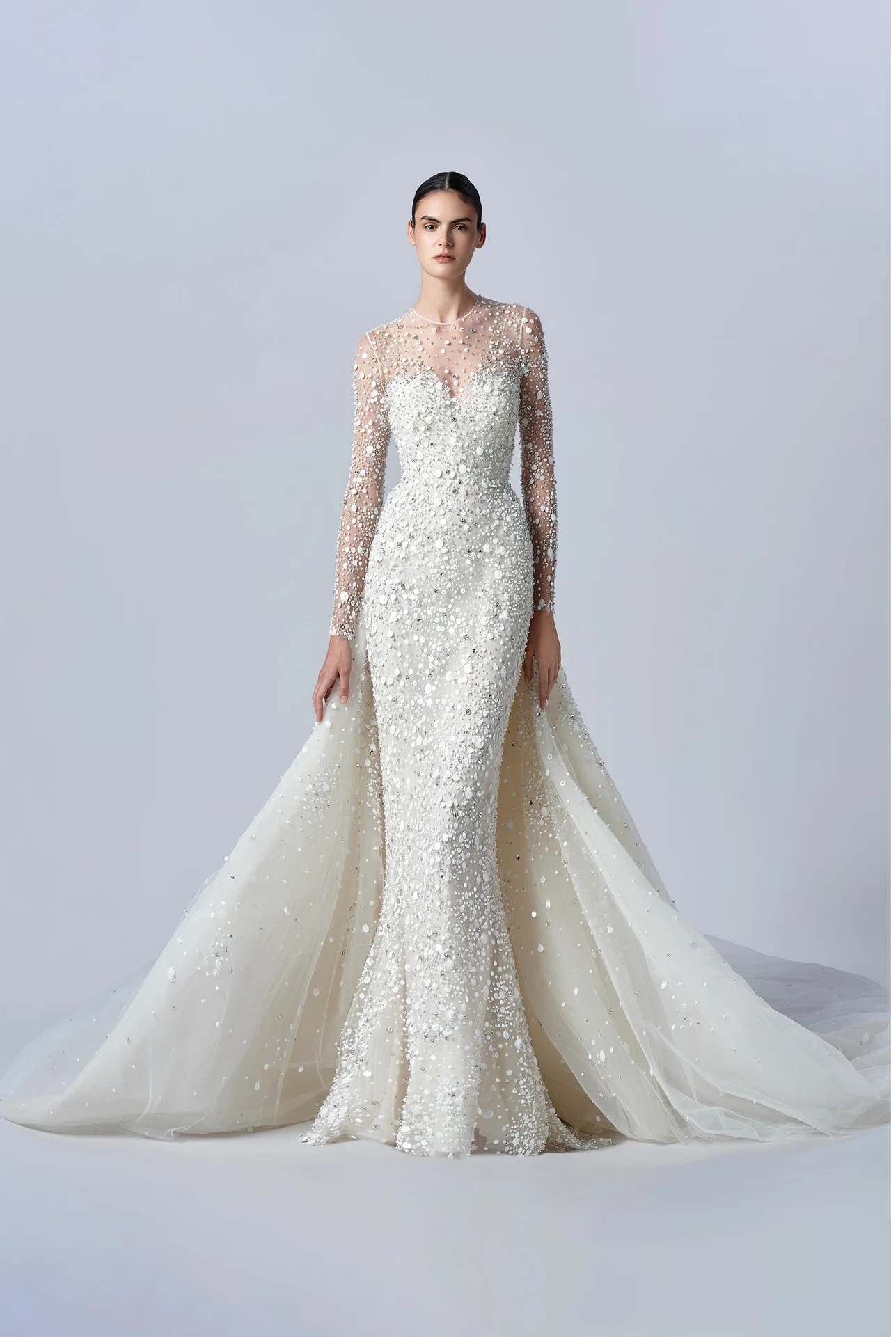 Elie Saab yüksek yakalı, uzun kollu, illüzyon korseli, 3D çiçekli ve boncuklu gelinlik.
