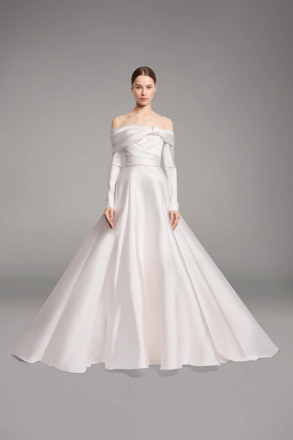 Elie Saab uzun kollu, düşük omuzlu, dramatik yırtmaçlı saten gelinlik modeli.