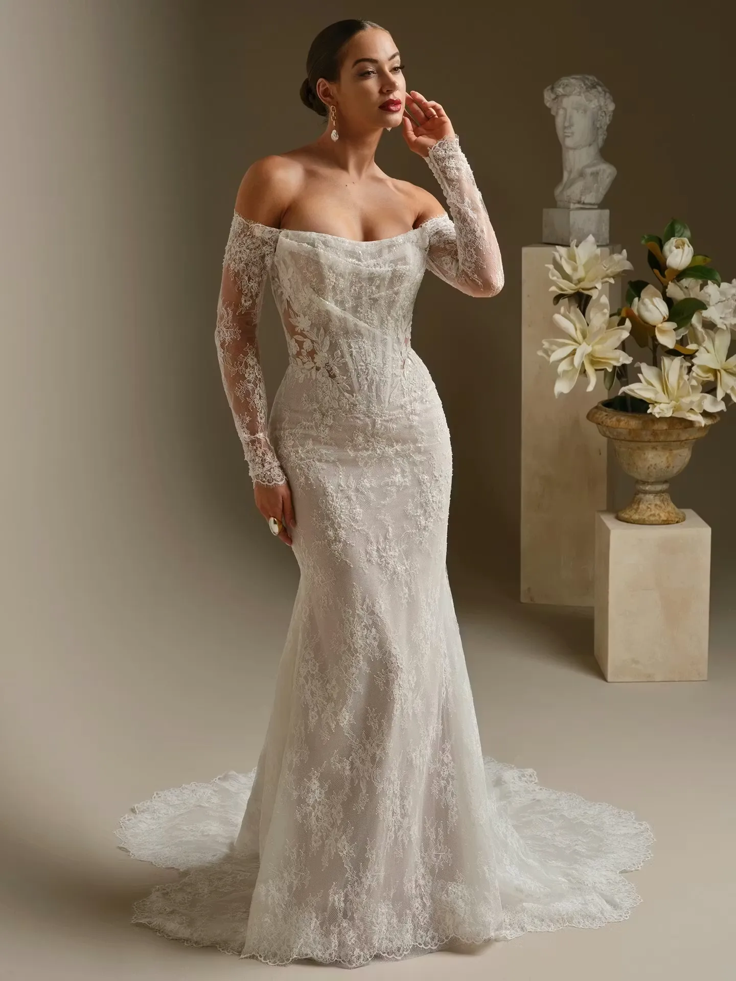 Maggie Sottero uzun kollu, düşük omuzlu, dantel işlemeli balık model gelinlik.