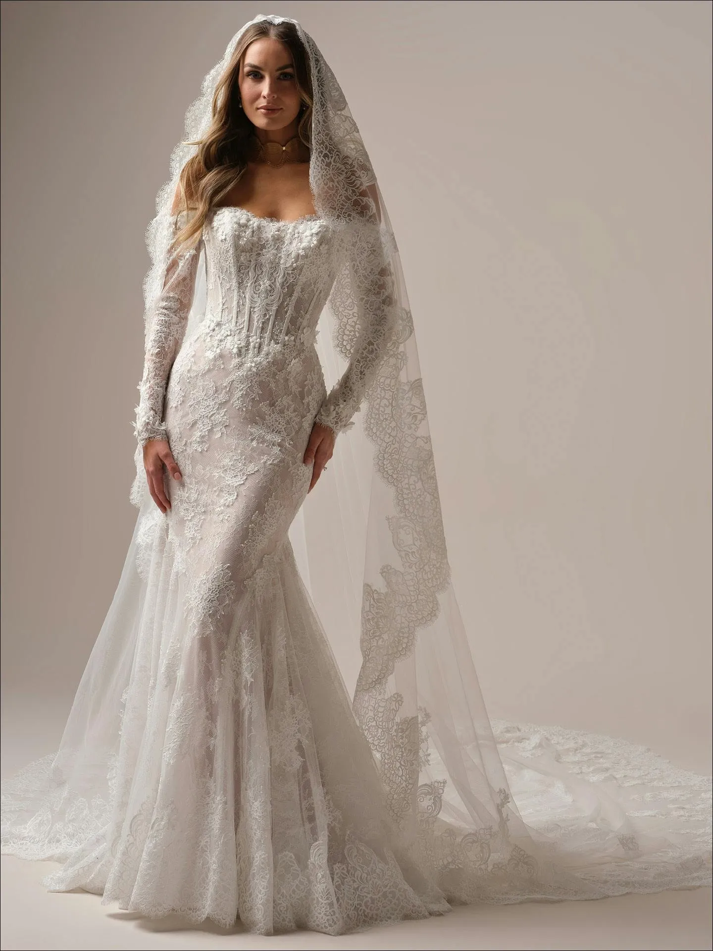 Maggie Sottero uzun kollu, korse büstiyerli, dantelli deniz kızı model gelinlik ve duvak.