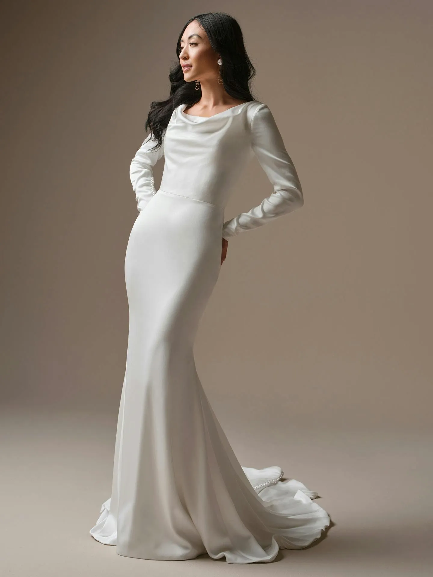 Maggie Sottero uzun kollu, degaje yaka, sade saten balık model gelinlik.