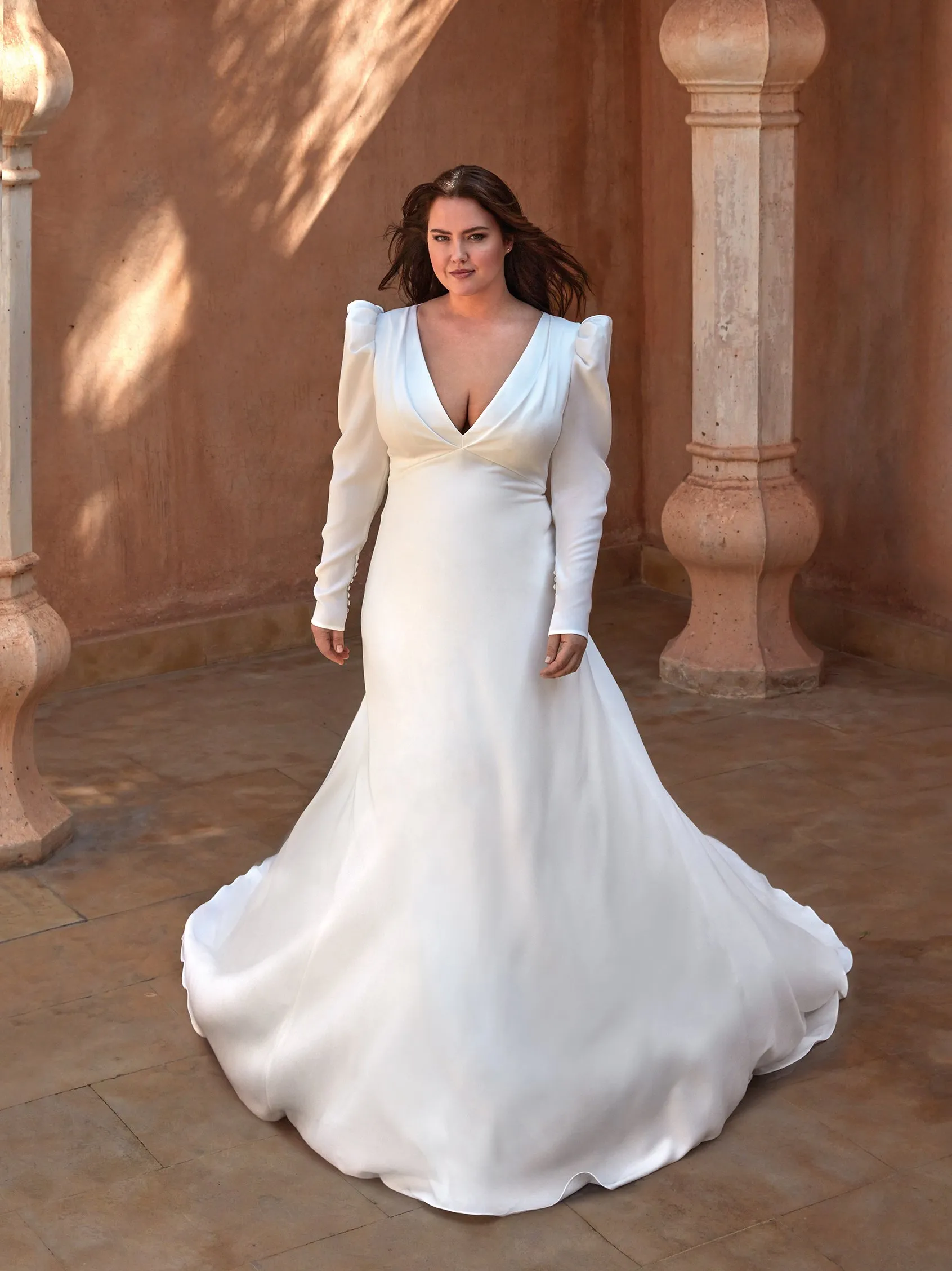 Pronovias uzun kollu, derin V yakalı, omuzları kabarık, sade Mikado kumaş balık model gelinlik.