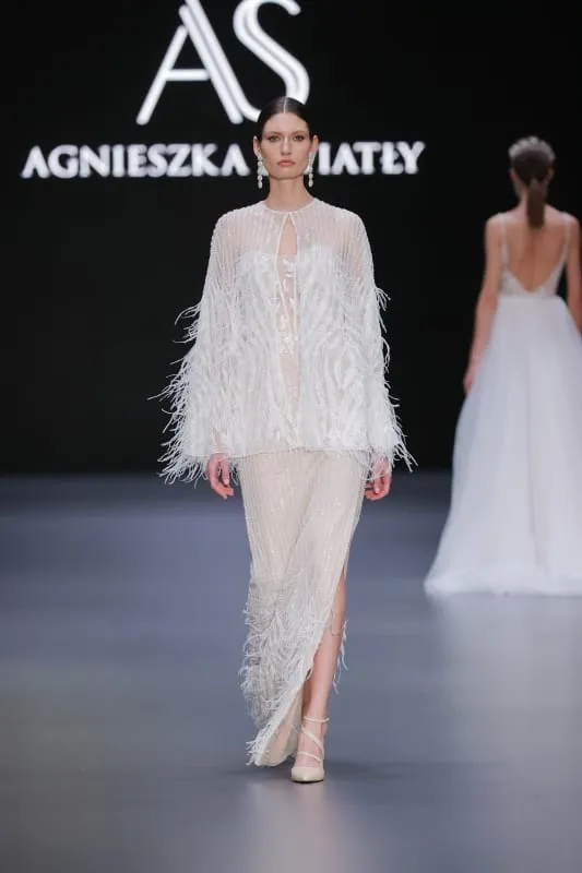 Agnieszka Światły marka boncuk işlemeli transparan uzun kollu gelinlik.