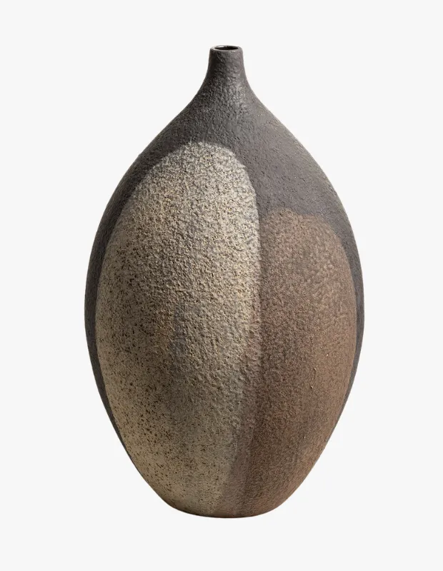 Marka Adı: Zsa Zsa Zsu
Ürün Cinsiyeti: Belirtilmemiş
Ürün Tipi: Vazo
Ürün Sezonsallığı: Bahar
Ürün Çeşidi: Dekoratif Vazo
Ürün Özellikleri: Bu Lizbon earthenware vazo, organik ve damla şeklinde, heykelsi bir silüete sahiptir. Yüzeyi, koyu gri kahverengi, kumlu bej ve sıcak kahverengi tonlarının birleşimiyle zenginleşen, belirgin dokulu ve mat bir yapıya sahiptir. El yapımı hissi veren bu doku, vazoya ham ve otantik bir karakter kazandırır. Ürünün dar ağzı, tek dal veya kuru bitki düzenlemeleri için ideal bir kullanım sunarken, 44 cm boyutuyla her alanda güçlü ve stil sahibi bir odak noktası oluşturur. Modern ve Wabi-Sabi estetiğini bir araya getiren bu vazo, doğal malzemenin sıcaklığını mekana taşır.
Öne Çıkan Detaylar:
- Organik ve damla formunda, sanatsal ve heykelsi duruş
- Koyu gri kahve, kum beji ve sıcak kahve tonlarının zengin, dokulu yüzey birleşimi
- Wabi-Sabi akımının ham ve doğal estetiğini yansıtan materyal ve tasarım
Kimler Kullanıyor?: Yaşam alanlarında doğanın ham ve otantik dokunuşlarını arayan, Wabi-Sabi estetiğinin dinginliğini ve organik formların sanatsal ifadesini benimseyen herkes bu vazoyu kullanabilir. Sürdürülebilir ve el yapımı ürünlerin ruhuna değer veren, mekanlarına karakter katacak zamansız ve stil sahibi parçalarla fark yaratmayı seven kişiler için ideal bir seçimdir. Modern minimalist veya bohem tarzları tamamlayıcı olarak, evine sıcaklık ve sakinlik katmak isteyenler bu ürünle uyumlu bir atmosfer yaratabilirler.