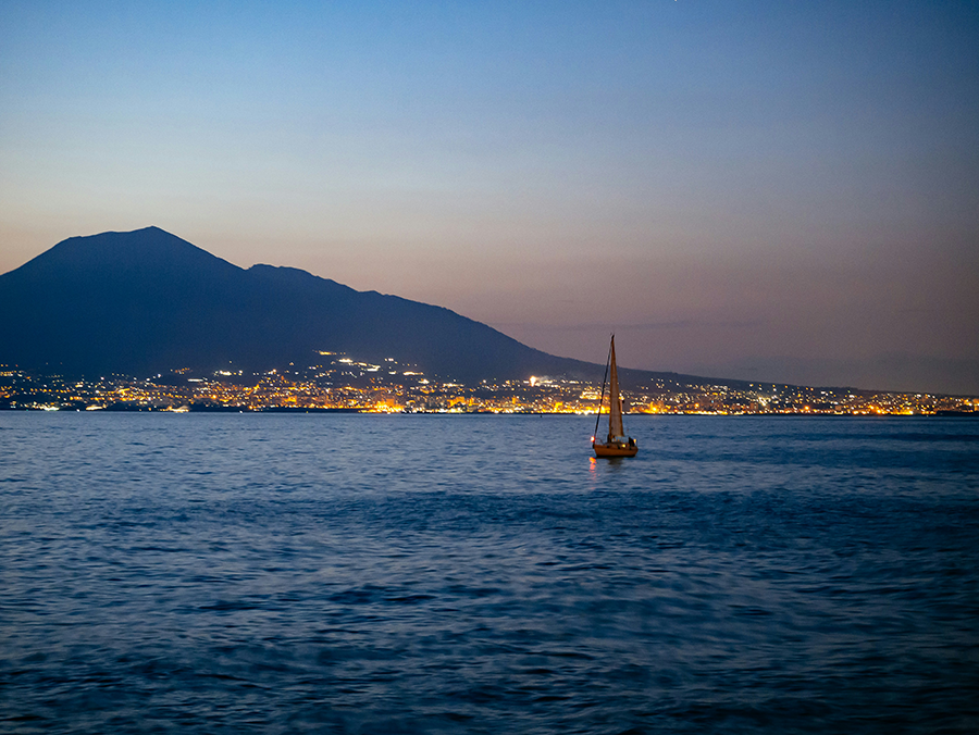 Vezüv’ün Gölgesinde Masalsı Rotalar: Napoli ve Amalfi Sahili Rehberi