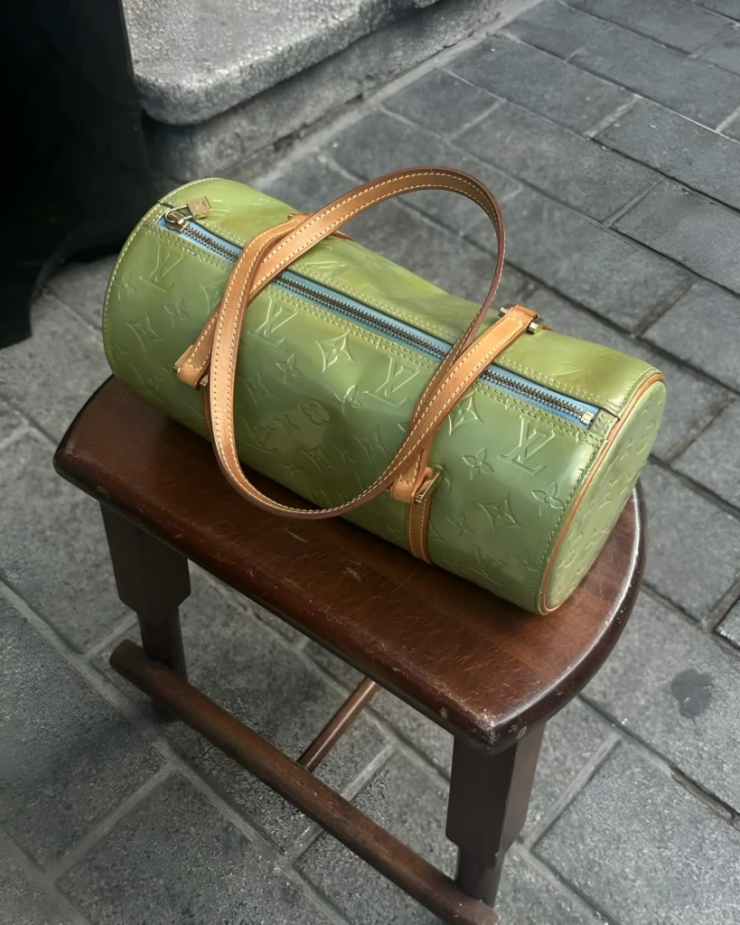 Tarzınıza Zamansız Dokunuş: Dünya Çapında Vintage Alışveriş Rehberi