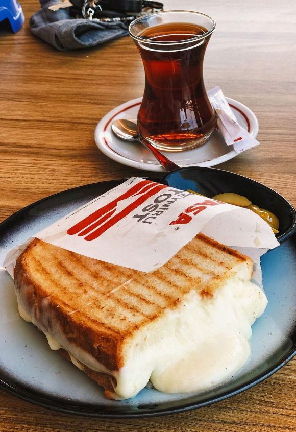 Susurluk Yasa Dinlenme Tesisi: yol üstü lezzet duraklarının en çok tercih edilenlerinden biri. Özel peynirli tost ve köpüklü çay servisi.