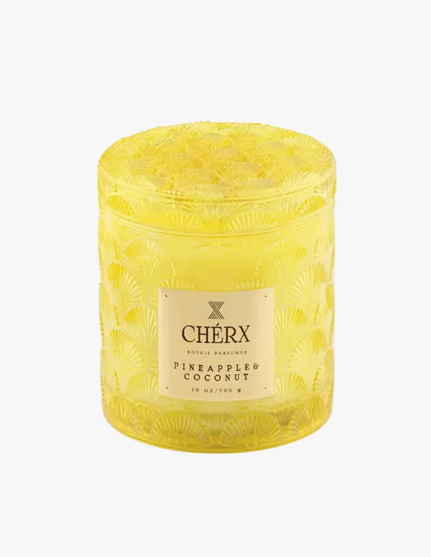 Marka Adı: Cherx
Ürün Adı: Cherx Palmiye Desenli Ananas ve Hindistan Cevizi Kokulu Cam Kavanoz Mum
Ürün Cinsiyeti: Belirtilmemiş
Ürün Tipi: Kokulu Mum
Ürün Sezonsallığı: Yaz
Ürün Çeşidi: Ev Aksesuarı
Ürün Özellikleri: Canlı sarı renkteki Cherx Ananas ve Hindistan Cevizi Kokulu Mum, özel olarak tasarlanmış cam kavanozu ile dikkat çekiyor. 10 oz (300 g) ağırlığındaki bu mum, yelpaze veya palmiye yaprağı desenleriyle kabartmalı cam yüzeyi ve aynı desenlere sahip kapağıyla estetik bir görünüm sunar. Tropikal ananas ve Hindistan cevizi esanslarıyla mekanlara ferahlatıcı ve sıcak bir atmosfer katarken, dekoratif duruşuyla da her alana şık bir dokunuş sağlar.
Öne Çıkan Detaylar:
- Egzotik ananas ve Hindistan cevizi kokusu
- Kabartmalı palmiye yaprağı desenli sarı cam kavanoz ve kapak
- Yaz temalı, davetkar ve dekoratif tasarım
Kimler Kullanıyor?: Evinde sıcak ve davetkar bir atmosfer yaratmak isteyenler, yaz sofralarını ve yaşam alanlarını tropikal esintilerle zenginleştirmeyi sevenler, şık ve kokulu dekoratif objelerle mekanlarına özgün bir dokunuş katmayı tercih edenler için idealdir.