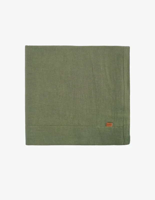 Marka Adı: Barine
Ürün Adı: Barine Linen Keten Masa Örtüsü Haki
Ürün Cinsiyeti: Belirtilmemiş
Ürün Tipi: Masa Örtüsü
Ürün Sezonsallığı: Yaz
Ürün Çeşidi: Keten Masa Örtüsü
Ürün Özellikleri: Görselde, özenle katlanmış, doğal keten liflerinden üretilmiş, karakteristik dokusuyla dikkat çeken haki renkli bir masa örtüsü sergilenmektedir. Ürünün sağ alt köşesinde, markanın kalitesini yansıtan, üzerinde beyaz Barine yazısı bulunan kahverengi deri görünümlü küçük bir etiket yer almaktadır. Ketenin nefes alabilen ve dayanıklı yapısı sayesinde uzun ömürlü kullanım sunan bu masa örtüsü, 150x250 cm boyutlarıyla standart dikdörtgen masalar için idealdir. Sade ve minimalist çizgisi, doğal malzeme tercihiyle birleşerek her türlü sofra dekorasyonuna sıcak ve zarif bir dokunuş katar.
Öne Çıkan Detaylar:
- Doğal ve dayanıklı keten kumaş yapısı
- Modern ve zamansız haki renk tonu
- Köşesinde yer alan şık deri görünümlü Barine marka etiketi
Kimler Kullanıyor?: Evlerinde doğal ve sürdürülebilir malzemelere öncelik veren, minimalist ve zarif bir dekorasyon anlayışını benimseyen herkes bu masa örtüsünü tercih edebilir. Özellikle yaz aylarında açık havada ya da ev içinde sıcak ve davetkar sofralar kurmaktan hoşlananlar, misafirlerini doğal bir şıklıkla ağırlamak isteyenler için idealdir. Hem günlük kullanımda hem de özel davetlerde sofralarına sade ama etkileyici bir atmosfer katmak isteyenler bu ürünle uyumlu bir tarz yakalayabilirler.