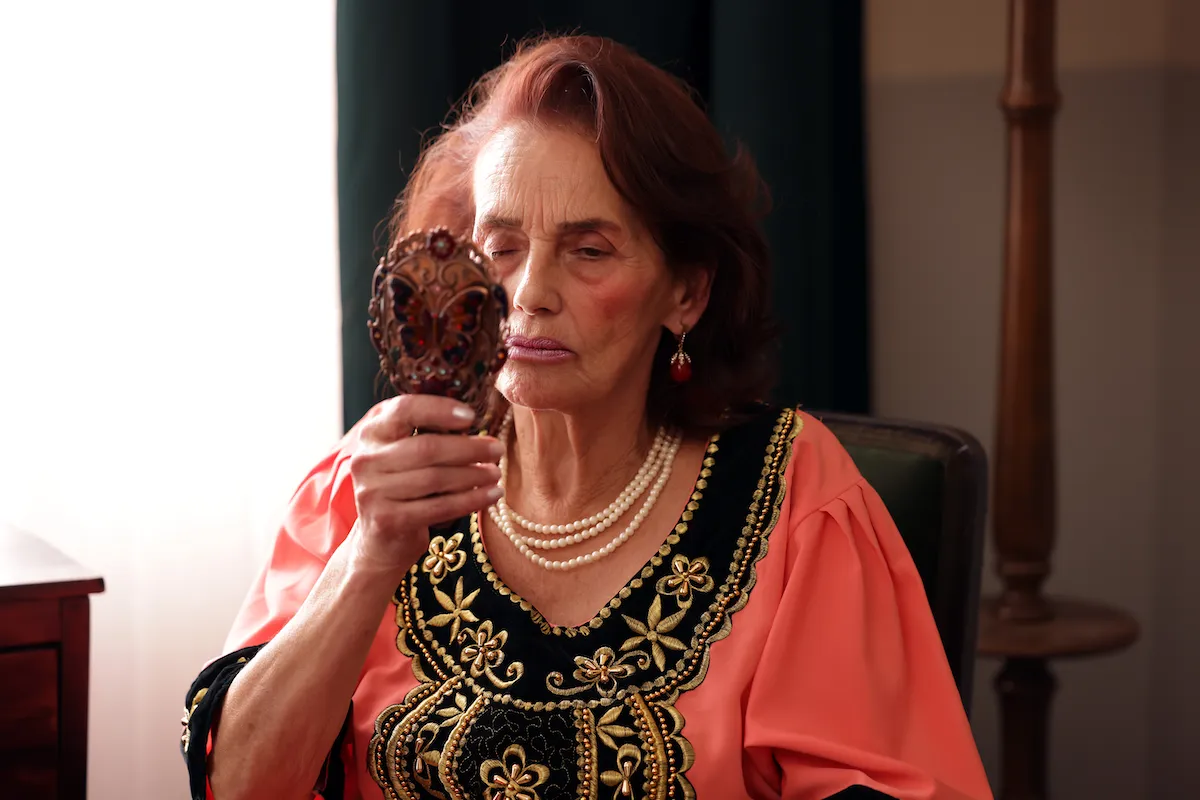 İstanbul Film Festivali: Kızıl kahverengi saçlı, işlemeli şeftali rengi bir elbise ve inci kolye takan olgun kadın, Sultana filminden bir karede gibi, elindeki antika işlemeli küçük aynada yüzünü incelerken, Yeni Bakışlar Filmleri serisinin ruhuna uygun olarak derin bir içsel keşif anı yaşıyor.