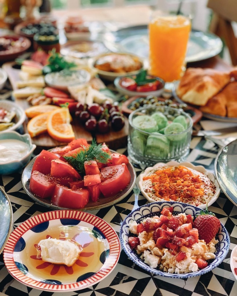 2026 Çeşme & Alaçatı Restoran Rehberi: Michelin Yıldızlılardan Gizli Bahçelere En İyi Adresler