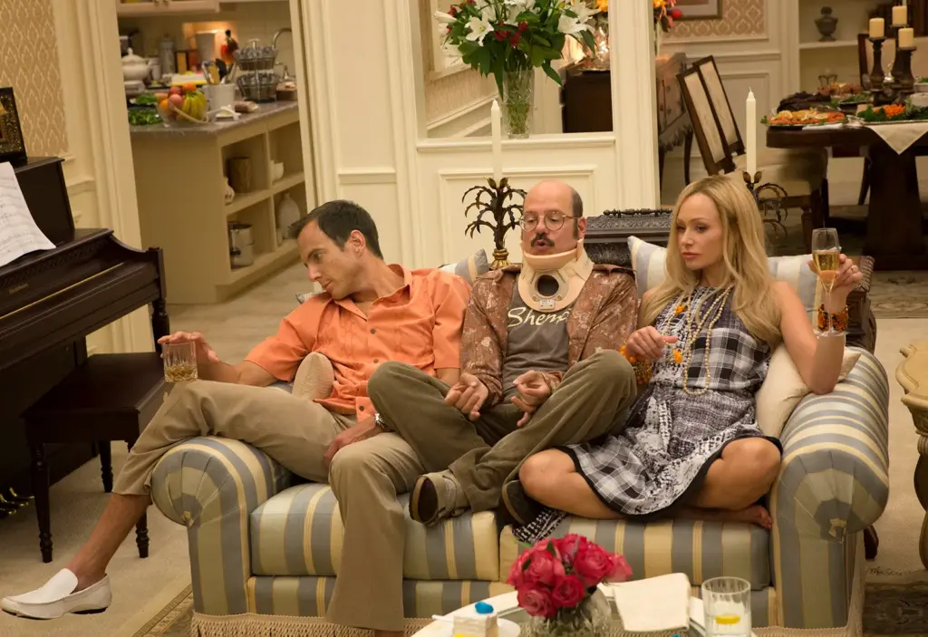 Arrested Development dizisinden lüks salonda oturan Bluth ailesi üyeleri