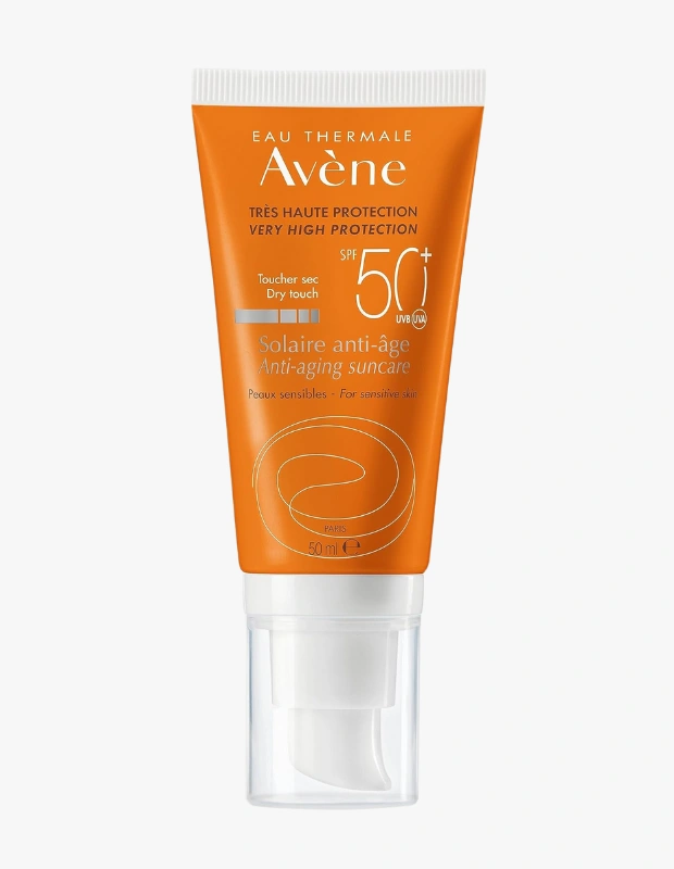 Marka Adı: Avene
Ürün Adı: Avene Erkek Yaşlanma Karşıtı SPF 50+ Kuru Dokunuş Güneş Kremi
Ürün Cinsiyeti: Erkek
Ürün Tipi: Güneş Kremi
Ürün Sezonsallığı: Tüm Sezonlar
Ürün Çeşidi: Yaşlanma Karşıtı Kuru Dokunuş Güneş Kremi
Ürün Özellikleri: Avene Eau Thermale Yaşlanma Karşıtı SPF 50+ Kuru Dokunuş Güneş Kremi, hassas ciltler dahil tüm cilt tipleri için çok yüksek UVA/UVB geniş spektrumlu koruma sunar. 50 ml'lik pratik pompalı tüp ambalajıyla kolayca uygulanır. Güçlü antioksidan içeriği sayesinde ince çizgi ve kırışıklık görünümünü hedeflerken, cildi güneş lekelerine karşı korur ve foto-yaşlanma belirtilerine karşı kapsamlı bir yaşlanma karşıtı bakım sağlar. Ciltte kuru dokunuş hissi bırakarak yağlılık hissini azaltır ve cilt bariyerini destekler.
Öne Çıkan Detaylar:
- SPF 50+ ile çok yüksek UVA/UVB geniş spektrumlu koruma sağlar.
- Güçlü antioksidan içeriğiyle yaşlanma belirtileri ve güneş lekelerine karşı etkilidir.
- Kuru dokunuş sağlayan, hassas ciltler için de uygun formüle sahiptir.
Kimler Kullanıyor?: Yaşlanma belirtilerine karşı proaktif bir yaklaşım sergileyen, cilt sağlığına önem veren ve güneşe karşı yüksek koruma arayan erkekler için idealdir. Özellikle olgun cilt tipine sahip, ince çizgilerin ve kırışıklıkların görünümünü hedefleyen, aynı zamanda güneş lekelerine karşı korunmak isteyenler tarafından tercih edilebilir. Günlük rutinlerinde ciltte yağlı his bırakmayan, kuru dokunuşlu bir bitiş arayan ve hassas ciltlere uygun ürünleri tercih eden herkes için uygundur.