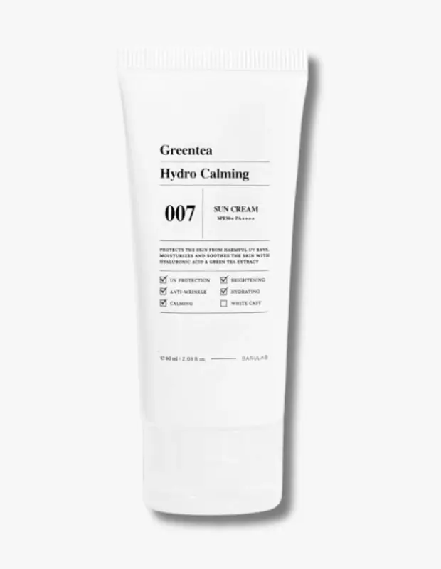 Marka Adı: Barulab
Ürün Adı: Barulab Erkek GreenTea Hydro Calming Sun Cream SPF50+ PA++++
Ürün Cinsiyeti: Erkek
Ürün Tipi: Güneş Kremi
Ürün Sezonsallığı: Tüm Sezon
Ürün Çeşidi: Krem
Ürün Özellikleri: Bu 60 ml'lik güneş kremi, cildi zararlı UV ışınlarına karşı SPF50+ PA++++ ile maksimum düzeyde korur. Yeşil çay özleri ve hiyalüronik asit içeriği sayesinde cildi yoğun şekilde nemlendirir ve yatıştırır. Aydınlatıcı ve kırışıklık karşıtı etkilere de sahip olan bu krem, özellikle tıraş sonrası oluşan yanma hissini ve hassasiyeti anında hafifletmeye yardımcı olur. Ciltte beyaz kalıntı bırakmadığı belirtilir ve hafif bir doku sunar.
Öne Çıkan Detaylar:
- Maksimum SPF50+ PA++++ ile güçlü UV koruması.
- Yeşil çay özleri ve hiyalüronik asit sayesinde cildi nemlendirir ve yatıştırır.
- Tıraş sonrası oluşan yanma hissini ve hassasiyeti anında giderir.
Kimler Kullanıyor?: Günlük cilt bakımında güneş korumasını ön planda tutan, özellikle tıraş sonrası cildinde oluşan hassasiyeti ve kuruluğu gidermek isteyen erkekler bu kremi tercih ediyor. Cildini güneşin zararlı etkilerinden korurken aynı zamanda nemlendiren, yatıştıran ve canlandıran hafif yapılı ürünleri arayanlar için idealdir. Ciltte beyazlık bırakmayan, ferahlatıcı etki sunan ve çok yönlü bakım sağlayan ürünleri benimseyenler için uygundur.