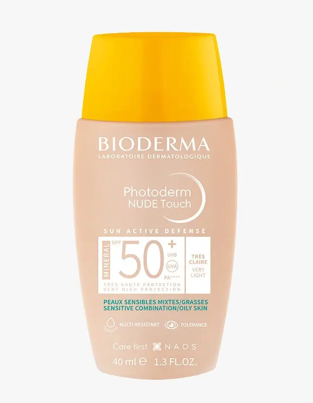 Marka Adı: BIODERMA
Ürün Cinsiyeti: Belirtilmemiş
Ürün Tipi: Renkli mineral güneş kremi
Ürün Sezonsallığı: Yaz
Ürün Çeşidi: Renkli güneş kremi (çok açık ton), sıvıdan pudraya dönüşen yapıda
Ürün Özellikleri: Bu ürün, SPF 50+, UVA, UVB ve PA++++ çok yüksek koruma sağlayan %100 mineral filtreli renkli bir güneş kremidir. SUN ACTIVE DEFENSE teknolojisi ile cildi UV ışınlarına karşı hücresel seviyede korur. Özellikle hassas, karma ve yağlı ciltler için formüle edilmiş olup, sıvıdan pudraya dönüşen yapısı sayesinde ciltte mat ve pürüzsüz bir bitiş sunar. Çok açık bir ton olan NUDE Touch (Très Claire/Very Light) ile cilt tonunu eşitleyerek ince kusurları gizlemeye yardımcı olurken, aynı zamanda çevresel faktörlere karşı dirençli (multi-resistant) bir kalkan görevi görür. Ciltte sağlıklı bir ışıltı bırakır ve cilt hassasiyetine karşı toleranslıdır. 40 ml hacme sahiptir.
Öne Çıkan Detaylar:
- %100 mineral filtre içeriğiyle hassas ciltler dahil tüm ciltler için yüksek SPF 50+ UV koruması sağlar.
- Sıvıdan pudraya dönüşen yenilikçi yapısıyla özellikle yağlı ve karma ciltler için mat ve pürüzsüz bir bitiş sunar.
- NUDE Touch çok açık tonu sayesinde cilt tonunu nazikçe eşitler, ince kusurları kapatır ve doğal bir görünüm verir.
Kimler Kullanıyor?: Güneşin zararlı etkilerinden korunurken aynı zamanda cilt tonunu eşitlemek ve hafif kusurları doğal bir şekilde kapatmak isteyen herkes için idealdir. Özellikle hassas, karma ve yağlı cilt tipine sahip olan, parlama yapmayan mat bir bitiş arayan ve makyajsız dahi pürüzsüz bir cilt görünümü tercih eden bireyler bu ürünü günlük rutinlerine kolayca dahil edebilirler. Tek bir ürünle hem koruma hem de doğal bir güzellik dokunuşu arayanlar için pratik bir çözümdür.