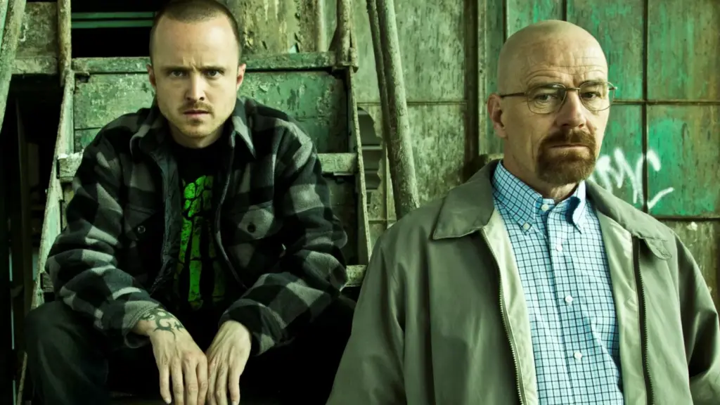 Kült yabancı diziler arasında değerlendirilen Breaking Bad dizisinde Jesse ve Walter endüstriyel arka planda ciddi ifadeyle