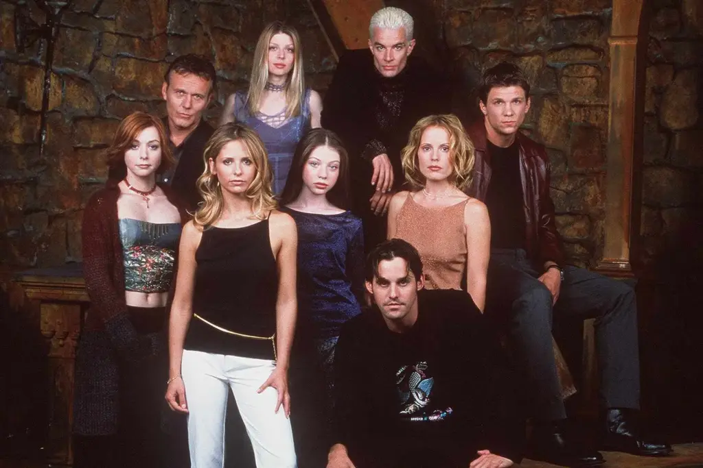Buffy the Vampire Slayer dizisinden kadro fotoğrafı, taş duvar önünde karakterler
