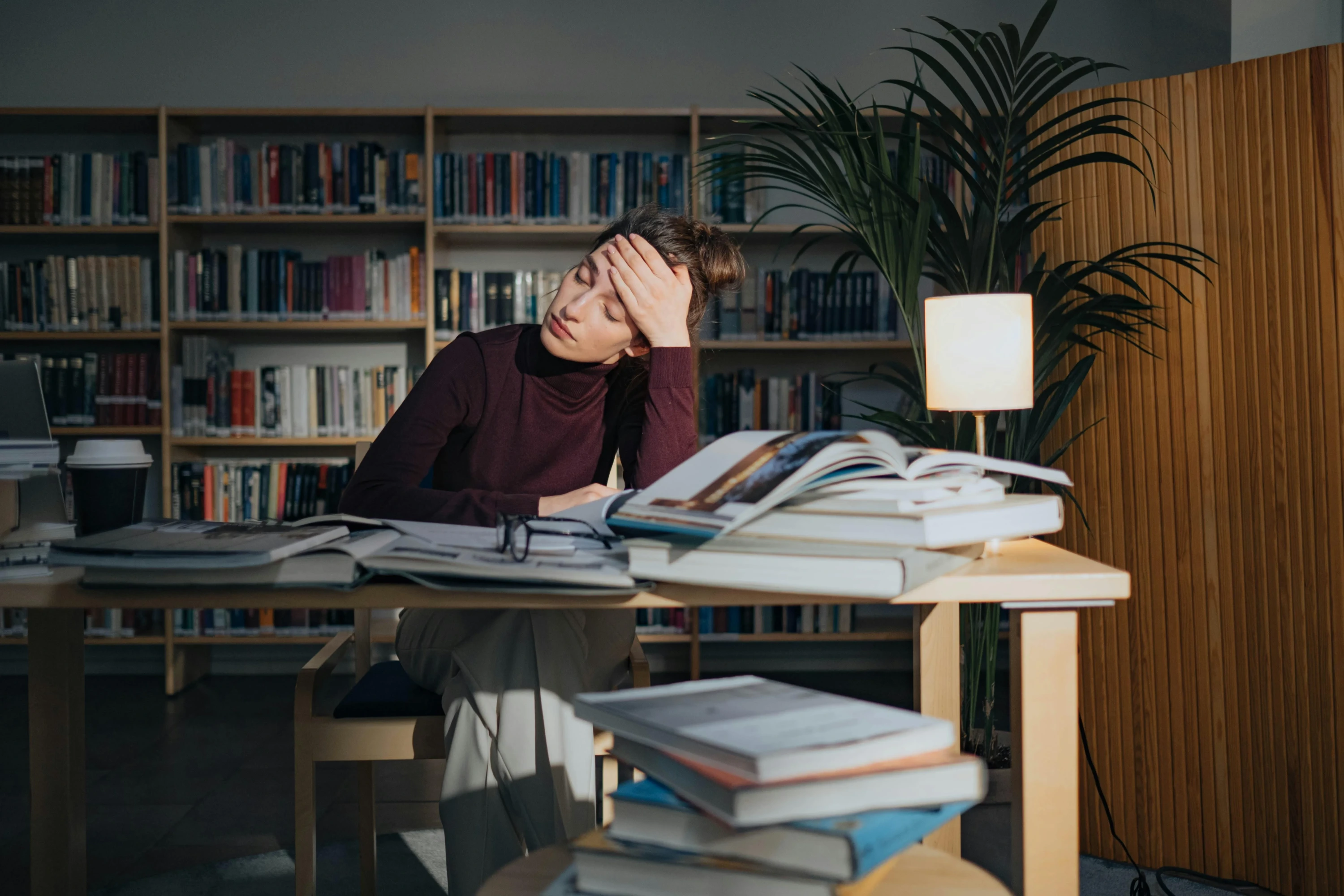 Tükenmişlik Sendromu (Burnout) Nedir? Sadece Yorgunluk Mu, İş Yeri Deformasyonu Mu?