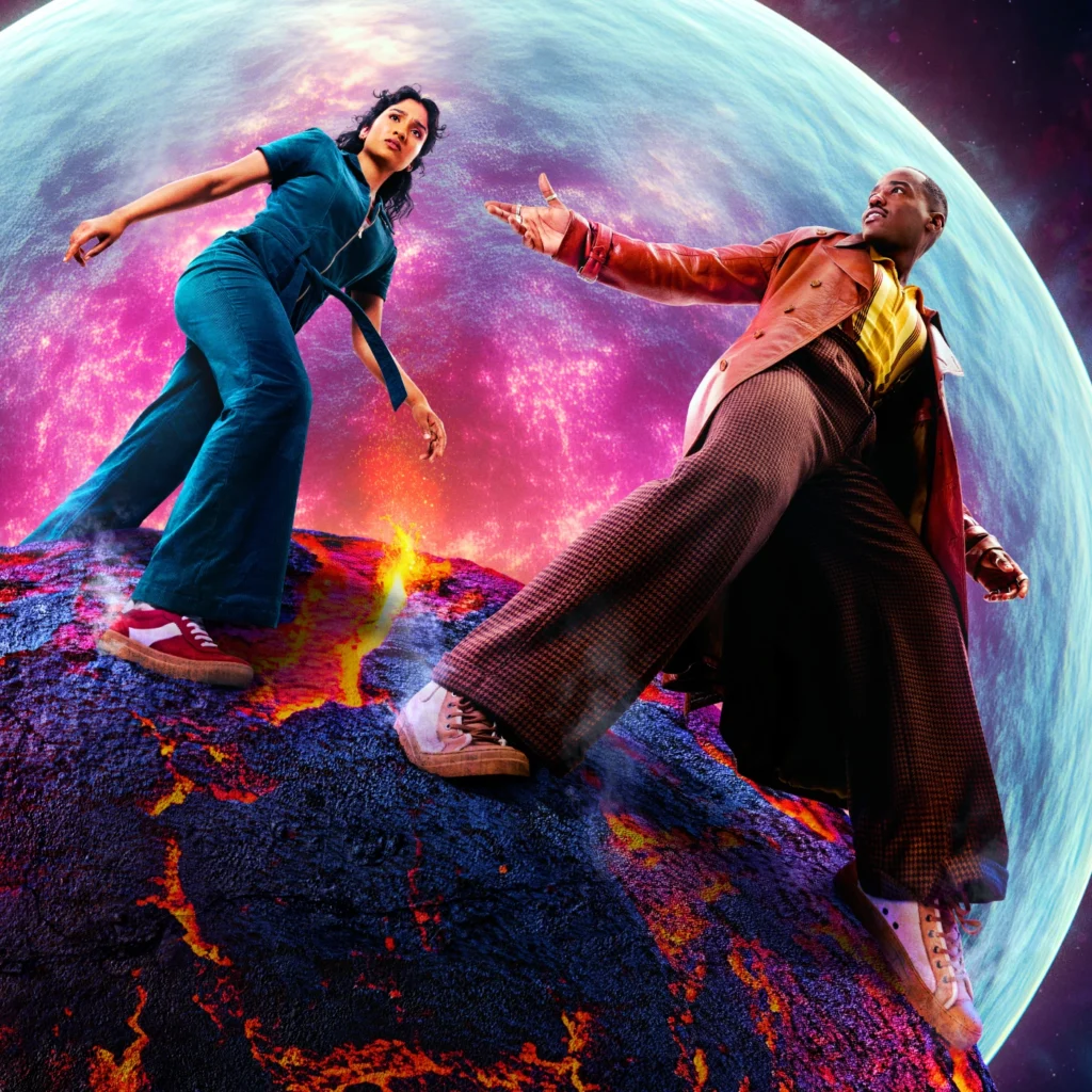Doctor Who dizisinden lav kaplı gezegende yürüyen Doctor ve yol arkadaşı