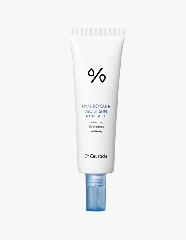 Marka Adı: Dr. Ceuracle
Ürün Adı: Dr. Ceuracle Erkek Hyal Reyouth Moist Sun SPF50+ PA++++
Ürün Cinsiyeti: Erkek
Ürün Tipi: Güneş Kremi
Ürün Sezonsallığı: Tüm Sezonlar
Ürün Çeşidi: Nemlendirici Güneş Kremi
Ürün Özellikleri: Dr. Ceuracle Hyal Reyouth Moist Sun, SPF50+ PA++++ geniş spektrumlu yüksek güneş koruması sağlayan, nemlendirici etkili bir kremdir. Beyaz, minimalist bir tüp içinde sunulan ürün, mavi transparan bir kapak detayına sahiptir. İçeriğindeki çoklu hyalüronik asit kompleksi sayesinde cildin nem bariyerini destekleyerek gün boyu dolgun ve canlı bir görünüm sunar. Hem yüz hem de vücut için kullanıma uygun olan bu formül, kuru ve gergin cilt tiplerine özel olarak geliştirilmiştir.
Öne Çıkan Detaylar:
- SPF50+ PA++++ ile geniş spektrumlu yüksek UV koruması sağlar
- Çoklu hyalüronik asit kompleksi sayesinde cildin nem bariyerini güçlendirir
- Cilde gün boyu dolgun, canlı ve sağlıklı bir görünüm kazandırır
Kimler Kullanıyor?: Cildinde gün içinde kuruluk, gerginlik veya nemsizlikten kaynaklı mat bir görünüm hisseden, yüksek faktörlü güneş korumasıyla birlikte yoğun nemlendirme ve cilt bariyeri desteği arayan kişiler bu ürünü tercih edebilir. Özellikle cildinin nem dengesini korumak, dolgun ve canlı bir görünüme kavuşmak isteyen herkes için uygun olan bu krem, yılın her döneminde cildini UV ışınlarının zararlı etkilerinden korumak isteyenlerin günlük bakım rutinine kolayca adapte olabilir.