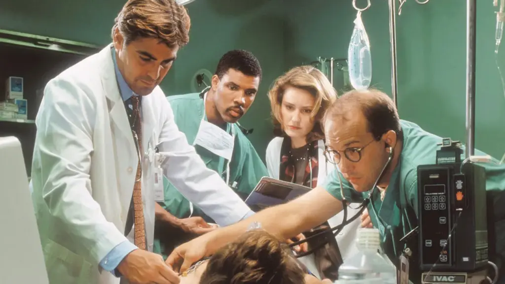 En iyi yabancı diziler arasında öne çıkan ER dizisinde hastaya acil müdahale eden doktorlar, George Clooney sahnede