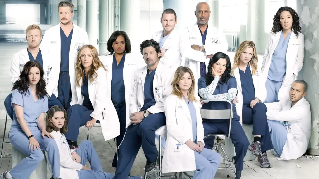 Kült yabancı diziler arasında değerlendirilen Grey's Anatomy doktor kadrosu hastane koridorunda poz verirken; dizinin medikal dram atmosferini yansıtan beyaz.