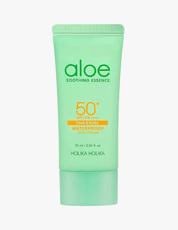 Marka Adı: Holika Holika
Ürün Adı: Holika Holika Erkek Aloe Yatıştırıcı Esans Suya Dayanıklı Güneş Kremi
Ürün Cinsiyeti: Erkek
Ürün Tipi: Güneş Kremi
Ürün Sezonsallığı: Tüm Sezon
Ürün Çeşidi: Suya Dayanıklı Güneş Kremi, Aloe Vera Özlü
Ürün Özellikleri: Holika Holika Aloe Yatıştırıcı Esans Suya Dayanıklı Güneş Kremi, yüz ve vücut kullanımı için özel olarak formüle edilmiş, 70 ml'lik pratik bir tüp ambalajda sunulur. SPF 50+ ve PA++++ derecesiyle yüksek ve geniş spektrumlu güneş koruması sağlar. Tere ve suya dayanıklı yapısı sayesinde uzun süreli etki sunarken, göz yakmayan formülüyle aktif kullanım için uygundur. İçeriğindeki aloe vera özleri ile cildi nemlendirir, serinletir ve yatıştırır. Cilde ağırlık yapmayan ferah bir his bırakır.
Öne Çıkan Detaylar:
- SPF 50+ PA++++ ile yüksek ve geniş spektrumlu güneş koruması
- Tere ve suya dayanıklı özel formül
- Aloe vera özleriyle cildi yatıştırma ve serinletme özelliği
Kimler Kullanıyor?: Bu ürün, aktif bir yaşam tarzına sahip, açık havada spor yapan veya yoğun hareket halindeyken bile cildini güneşin zararlı ışınlarından etkili bir şekilde korumak isteyen kişiler için idealdir. Terleme ve suya maruz kalma durumlarında dahi korumasını sürdüren formülü sayesinde, cildinde ferahlık ve yatışma arayan herkes tarafından rahatlıkla kullanılabilir. Günlük hayatta veya spor aktivitelerinde güvenilir ve cilt dostu bir güneş koruyucu arayanlar için uygun bir tercihtir.