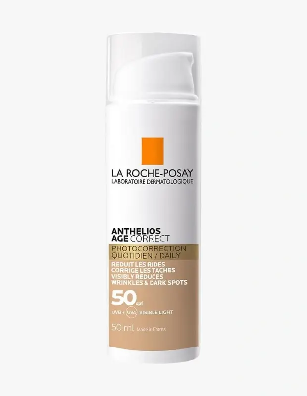 Marka Adı: La Roche-Posay
Ürün Cinsiyeti: Belirtilmemiş
Ürün Tipi: Renkli Güneş Kremi
Ürün Sezonsallığı: Her Mevsim
Ürün Çeşidi: Yaşlanma Karşıtı, Leke Giderici, Yüksek Korumalı Renkli Güneş Kremi
Ürün Özellikleri: Bu ürün, günlük kullanıma uygun, yaşlanma karşıtı ve foto-düzeltici etkili renkli bir güneş kremidir. Geniş spektrumlu SPF 50 koruması ile UVB, UVA ve görünür ışığa karşı cildi savunur. Kırışıklıkların ve koyu lekelerin görünümünü azaltmaya yardımcı olurken, aynı zamanda cilt tonunu eşitleyen renkli bir formüle sahiptir. CelloX-B3 Tech teknolojisi ve Mexoryl XL içeriği sayesinde kir partiküllerinin cilde yapışmasını azaltmaya destek olur. Pompalı, 50 ml beyaz şişede sunulan ürün Fransa'da üretilmiştir.
Öne Çıkan Detaylar:
- Yüksek spektrumlu (UVB, UVA, Görünür Işık) SPF 50 güneş koruması
- Kırışıklıkları ve koyu lekeleri gözle görülür şekilde azaltan yaşlanma karşıtı etki
- Cilt tonunu eşitleyen renkli formül ve kir partiküllerine karşı koruma
Kimler Kullanıyor?: Hem güneşin zararlı etkilerinden korunmak isteyen hem de cilt tonundaki eşitsizlikleri, ince çizgileri ve koyu lekeleri hedefleyen bireyler için uygundur. Özellikle hassas ve kuru cilde sahip olan, günlük rutinlerinde pratikliği tercih eden ve tek bir ürünle hem koruma hem de hafif bir kapatıcılık arayan kişiler tarafından tercih edilebilir.