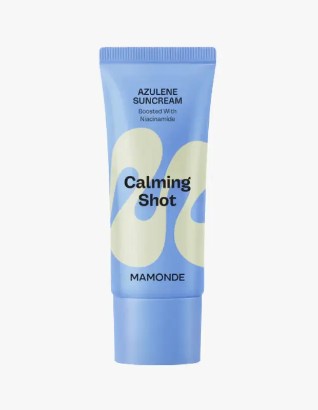Marka Adı: Mamonde
Ürün Adı: Mamonde Erkek Calming Shot Azulen Güneş Kremi SPF50+ PA++++
Ürün Cinsiyeti: Erkek
Ürün Tipi: Güneş Kremi
Ürün Sezonsallığı: Tüm Sezonlar
Ürün Çeşidi: Yatıştırıcı Güneş Kremi
Ürün Özellikleri: Bu mavi renkli tüp ambalajındaki güneş kremi, cildi yüksek spektrumlu SPF50+ PA++++ koruması ile UVA ve UVB ışınlarına karşı güvence altına alır. Formülü azulen özü ve niyasinamid ile zenginleştirilmiş olup, tıraş sonrası oluşabilecek hassasiyet ve kızarıklıkları yatıştırarak tahriş olmuş cildi sakinleştirir. Cildi korurken aynı zamanda nazikçe bakım yapar ve rahat bir his bırakır.
Öne Çıkan Detaylar:
- SPF50+ PA++++ ile güçlü ve geniş spektrumlu UV koruması sağlar.
- Azulen özü ve niyasinamid içeriği sayesinde cildi yatıştırır.
- Tıraş sonrası oluşan hassasiyet ve kızarıklığı gidermeye yardımcı olur.
Kimler Kullanıyor?: Tıraş rutinlerinin ardından cildinde hassasiyet ve kızarıklık yaşayan, aynı zamanda güçlü UV ışınlarının yıpratıcı etkilerinden korunmayı önemseyen bireyler bu güneş kremini tercih edebilir. Ciltlerinin sakinleşmesine ve günlük olarak kapsamlı güneş korumasına ihtiyaç duyan, cilt sağlığına özen gösteren herkes için uygun bir seçenektir.