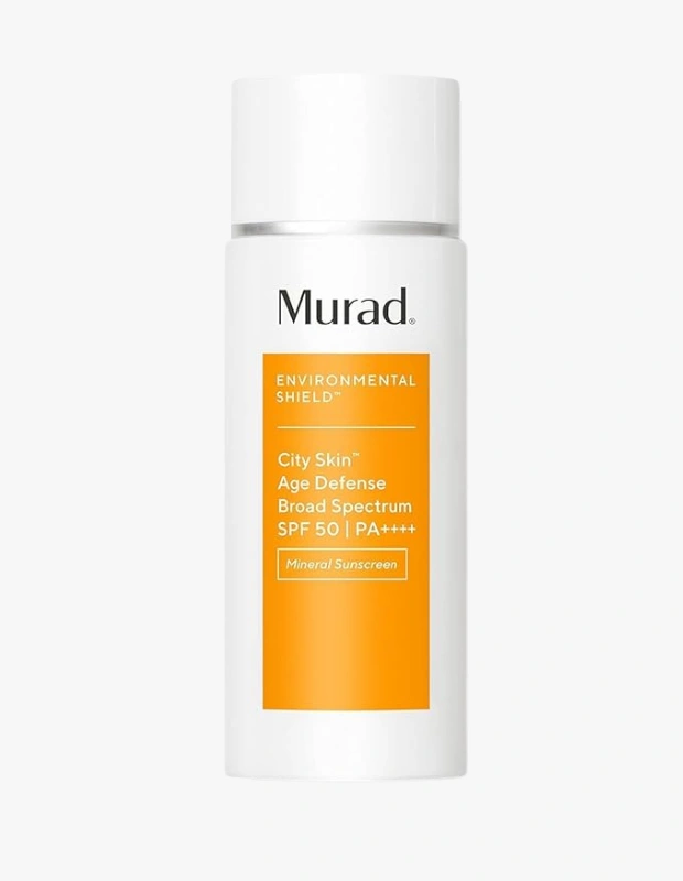 Marka Adı: Murad
Ürün Adı: Murad Erkek City Skin Age Defense SPF 50 Mineral Güneş Kremi
Ürün Cinsiyeti: Erkek
Ürün Tipi: Güneş Kremi
Ürün Sezonsallığı: Her mevsim
Ürün Çeşidi: Mineral güneş kremi
Ürün Özellikleri: Murad City Skin Age Defense SPF 50, modern ve şık beyaz bir ambalajda sunulan, pompası sayesinde kolayca uygulanan, geniş spektrumlu bir mineral güneş kremidir. Çevresel Kalkan (Environmental Shield) teknolojisi ile geliştirilen bu ürün, cildi UVA/UVB ışınlarına, mavi ışığa, kirliliğe ve serbest radikallere karşı SPF 50 ve PA++++ faktörüyle yüksek düzeyde korurken, aynı zamanda kolajen kaybını önlemeye ve cilt tonunu eşitlemeye yardımcı olan yenilikçi bir formüle sahiptir. Ciltte bütünsel bir gençlik koruması sağlayarak yaşlanma belirtilerine karşı etkili bir savunma sunar.
Öne Çıkan Detaylar:
- Geniş spektrumlu SPF 50 ve PA++++ mineral koruma sunar.
- Çevresel kirlilik ve mavi ışığa karşı savunma kalkanı oluşturur.
- Kolajen kaybını önlemeye ve cilt tonunu eşitlemeye destek olur.
Kimler Kullanıyor?: Bu ürün, şehir hayatının getirdiği çevresel kirlilik ve dijital ekranların mavi ışığı gibi faktörlerden cildini korumak isteyen, modern erkekler için tasarlanmıştır. Özellikle yaş alma süreciyle birlikte oluşan kolajen kaybı, ince çizgiler, kırışıklıklar ve cilt tonu eşitsizlikleri gibi belirtilere karşı bütünsel bir anti-aging koruma arayışında olan, cildinin sıkılığını ve genç görünümünü sürdürmeyi önemseyen bireylerin günlük bakım rutinine hitap eder. Mineral bazlı, yüksek faktörlü ve cilt dostu bir güneş koruyucu arayan herkes için idealdir.