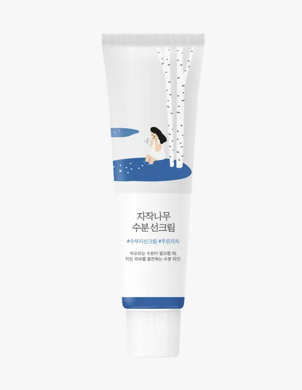 Marka Adı: Round Lab
Ürün Adı: Round Lab Huş Ağacı Suyu Özlü Nemlendirici Güneş Kremi SPF50+ PA++++
Ürün Cinsiyeti: Unisex
Ürün Tipi: Güneş Kremi
Ürün Sezonsallığı: Tüm Sezonlar
Ürün Çeşidi: Nemlendirici Huş Ağacı Özlü Güneş Kremi
Ürün Özellikleri: Bu ürün, SPF50+ PA++++ gibi yüksek koruma faktörleriyle cildi güneşin zararlı UV ışınlarına karşı etkili bir şekilde koruyan bir güneş kremidir. Huş ağacı suyu içeren özel formülü sayesinde nemsizlikten gerilen cildi derinlemesine besler ve gün boyu nemli kalmasına yardımcı olur. Cilde ferahlatıcı ve canlı bir his veren hafif dokulu yapısı, beyaz iz bırakmadan kolayca emilir. Ürünün ambalajı, doğal ve sakinleştirici bir etki sunan huş ağacı temalı minimalist bir tasarıma sahiptir.
Öne Çıkan Detaylar:
- SPF50+ ve PA++++ ile güçlü ve geniş spektrumlu UV koruması sağlar.
- Huş ağacı suyu içeriğiyle cildi yoğun bir şekilde nemlendirir ve besler.
- Nemsizlikten kaynaklanan gerginliği gidererek cilde canlılık ve dolgunluk kazandırır.
Kimler Kullanıyor?: Cildini yılın her günü güneşin olumsuz etkilerinden korurken, aynı zamanda yoğun nemlendirme ve besleme arayan kişiler için tasarlanmıştır. Özellikle kuru, gergin veya nemsiz cilt tipine sahip olanlar, hafif yapılı ve cilde rahat bir his veren bir güneş kremi tercih edenler bu ürünü günlük bakımlarına dahil edebilir. Minimalist ve doğal içerikleri önemseyen herkesin cilt sağlığını desteklemek için kullanabileceği, ferahlatıcı bir üründür.