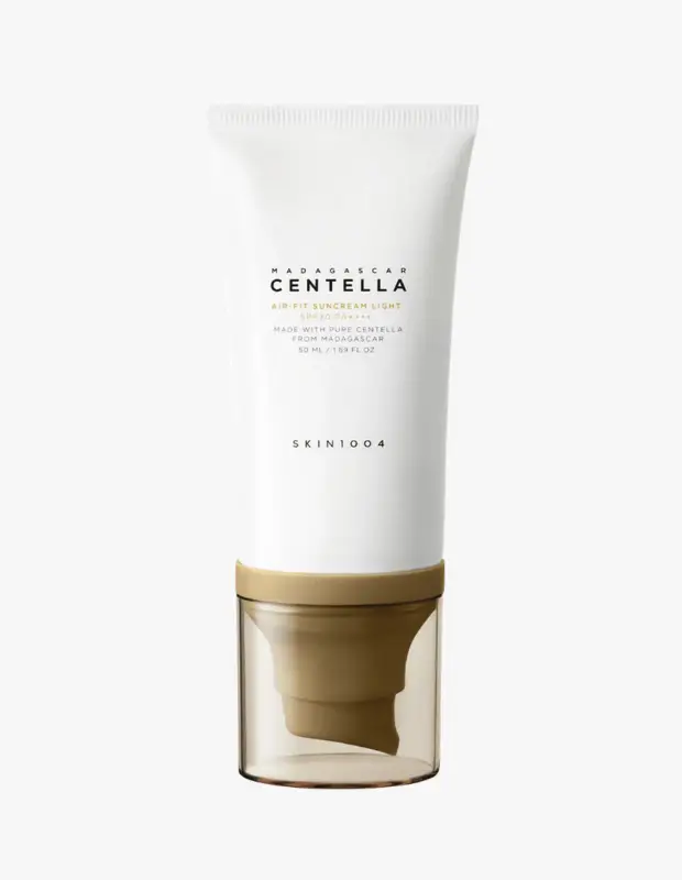 Marka Adı: SKIN1004
Ürün Adı: SKIN1004 Erkek Madagascar Centella Air-Fit Suncream Light SPF30 PA++++
Ürün Cinsiyeti: Erkek
Ürün Tipi: Güneş Kremi
Ürün Sezonsallığı: Her Mevsim
Ürün Çeşidi: Hafif Dokulu Krem
Ürün Özellikleri: SKIN1004 Madagascar Centella Air-Fit Light Güneş Kremi, beyaz tüp ambalajda sunulan, Madagascar'dan elde edilen saf Centella asiatica özleri içeren, 50 ml'lik hafif yapılı bir güneş koruyucudur. SPF30 PA++++ koruma faktörü ile cildi güneşe karşı etkili bir şekilde korurken, ultra hafif formülü tıraş sonrası hassas cildi nazikçe sarar ve cilt bariyerini hızla onarmaya yardımcı olur. Kıl köklerinde birikme yapmaz, kolayca emilir ve ciltte ağırlık hissi bırakmaz.
Öne Çıkan Detaylar:
- Madagascar'dan elde edilen saf Centella asiatica özü ile zenginleştirilmiştir.
- Ultra hafif, hızlı emilen formülü sayesinde ciltte kalıntı bırakmaz.
- Tıraş sonrası hassasiyeti yatıştırır, cilt bariyerini destekler ve SPF30 PA++++ koruma sağlar.
Kimler Kullanıyor?: Bu güneş kremi, özellikle tıraş sonrası cildinde hassasiyet yaşayan, güneş korumasına önem veren ve hafif dokulu ürünleri tercih eden erkekler için tasarlanmıştır. Sinekkaydı tıraş olanlar veya hafif sakal bırakanlar dahil, cilt bariyerini güçlendirmeyi ve kıl köklerinde kalıntı bırakmayan, yatıştırıcı bir güneş kremi arayan tüm erkekler için uygundur.