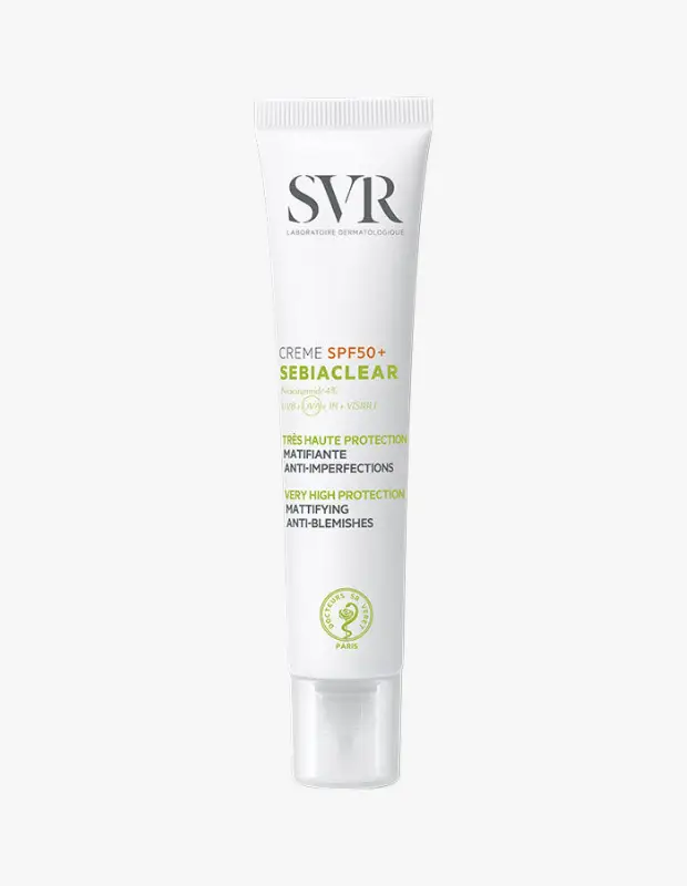 Marka Adı: SVR
Ürün Adı: SVR Erkek Sebiaclear SPF50+ Güneş Koruyucu Krem
Ürün Cinsiyeti: Erkek
Ürün Tipi: Güneş Koruyucu Krem
Ürün Sezonsallığı: Dört Mevsim
Ürün Çeşidi: Matlaştırıcı ve Akne Karşıtı Güneş Kremi
Ürün Özellikleri: Bu SVR Sebiaclear güneş koruyucu krem, SPF50+ faktörü ile UVA, UVB ve görünür ışık dahil olmak üzere çok yüksek düzeyde güneş koruması sunar. Özellikle yağlı ve akneye eğilimli ciltler için tasarlanmış olup, %4 Niasinamid içeren özel formülü sayesinde cildi mat tutar ve gün boyu parlamayı kontrol altına alır. Gözenekleri tıkamayan (non-komedojenik) yapısı sayesinde yeni siyah nokta ve sivilce oluşumunun önüne geçerken, ciltteki kusurların görünümünü azaltmaya yardımcı olur. Hafif dokusuyla ciltte kolayca emilir ve ağırlık yapmaz.
Öne Çıkan Detaylar:
- Çok yüksek SPF50+ faktörü ile geniş spektrumlu güneş koruması sağlar.
- Ciltte mat bir bitiş bırakarak parlamayı etkili bir şekilde kontrol altına alır.
- Gözenekleri tıkamayan ve %4 Niasinamid içeren formülüyle siyah nokta ve sivilce oluşumunu engeller.
Kimler Kullanıyor?: Yağlı, karma veya akneye eğilimli cilde sahip, ciltlerinde gün içinde oluşan parlama ve kusurlardan rahatsız olan kişiler için idealdir. Hem yüksek ve güvenilir bir güneş koruması arayan hem de cildinin mat, pürüzsüz görünmesini isteyen, aynı zamanda yeni leke ve sivilce oluşumunu önlemek isteyenler bu ürünü günlük cilt bakım rutinlerine dahil edebilir.