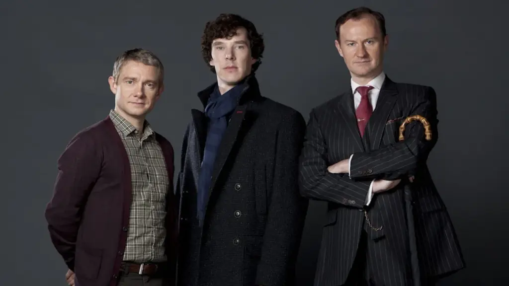 Kült yabancı diziler arasında değerlendirilen BBC’nin Sherlock dizisinden Sherlock Holmes, John Watson ve Mycroft Holmes karakterleri karanlık fonda ciddi.