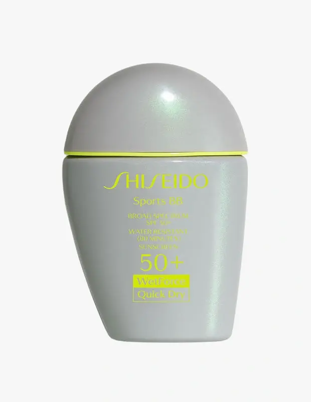 Marka Adı: Shiseido
Ürün Cinsiyeti: Cinsiyetsiz
Ürün Tipi: Renkli BB Güneş Kremi
Ürün Sezonsallığı: Yazlık
Ürün Çeşidi: Geniş spektrumlu SPF 50+ korumalı, suya dayanıklı, WetForce teknolojili, hızlı kuruyan renkli BB formülü.
Ürün Özellikleri: Bu Shiseido Sports BB Güneş Kremi, modern ve ergonomik tasarıma sahip gri bir şişede, neon sarı metin detaylarıyla sunulur. Geniş spektrumlu SPF 50+ ile cildi güneşe karşı yüksek oranda korurken, WetForce teknolojisi sayesinde su veya terle temas ettiğinde koruma etkisi artar. 80 dakikaya kadar suya dayanıklı olan bu formül, hızlı kuruma özelliğiyle de konforlu bir kullanım sunar. Cilt tonunu eşitleyen renkli yapısıyla ince kusurları kapatmaya yardımcı olur ve ciltte sağlıklı bir görünüm sağlar.
Öne Çıkan Detaylar:
- WetForce teknolojisi ile ter ve suyla temas ettikçe artan güneş koruma etkisi
- SPF 50+ geniş spektrumlu yüksek koruma ve 80 dakika suya dayanıklılık
- Cilt tonunu eşitleyen renkli BB formülü ve hızlı kuruma özelliği
Kimler Kullanıyor?: Aktif yaşam tarzına sahip, spor yaparken veya uzun süre açık havada vakit geçirirken cildini güçlü bir şekilde korumak isteyen kişiler bu ürünü tercih edebilir. Terlemeye ve suya karşı dayanıklı bir formül arayanlar, aynı zamanda cilt tonu eşitsizliklerini gidermek ve hafif bir kapatıcılık sağlamak isteyenler için de idealdir. Pratik ve çok fonksiyonlu cilt bakım ürünlerini seven, güneş korumasından ödün vermeden doğal ve sağlıklı bir cilt görünümü arayan herkesin beğenisini kazanabilir.