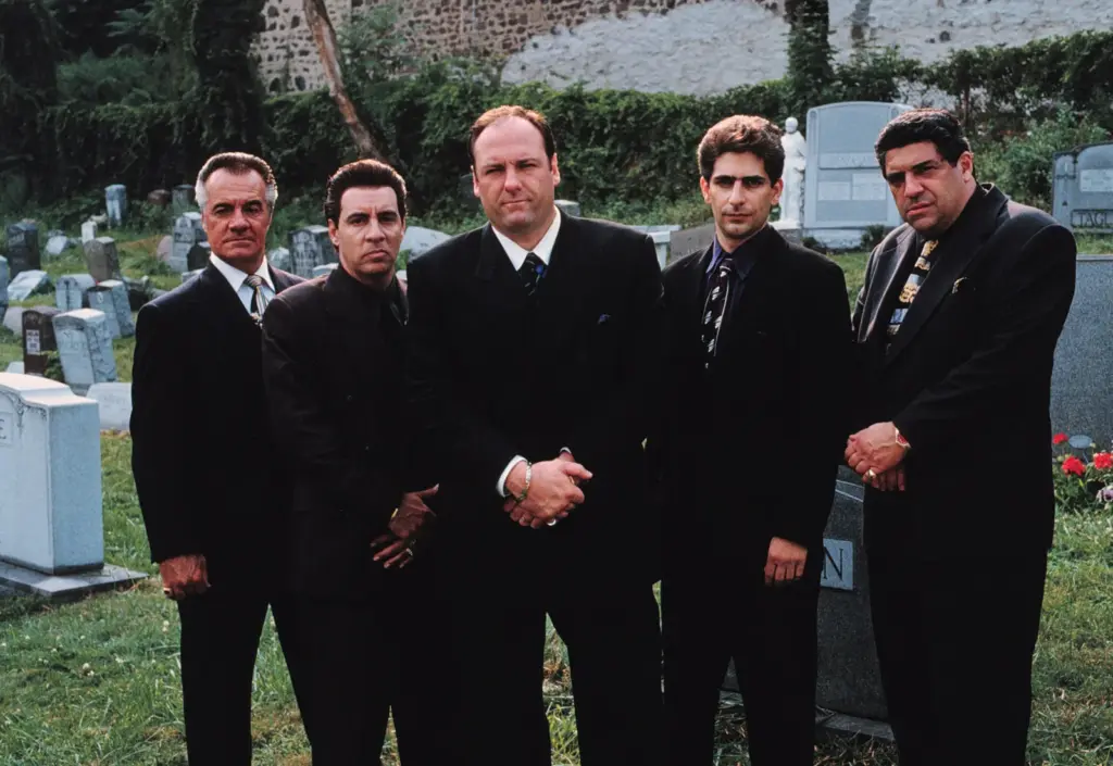 En iyi yabancı diziler arasında öne çıkan Modern televizyonun dönüm noktası sayılan “The Sopranos”, mafya temasını psikolojik derinlikle işliyor.
