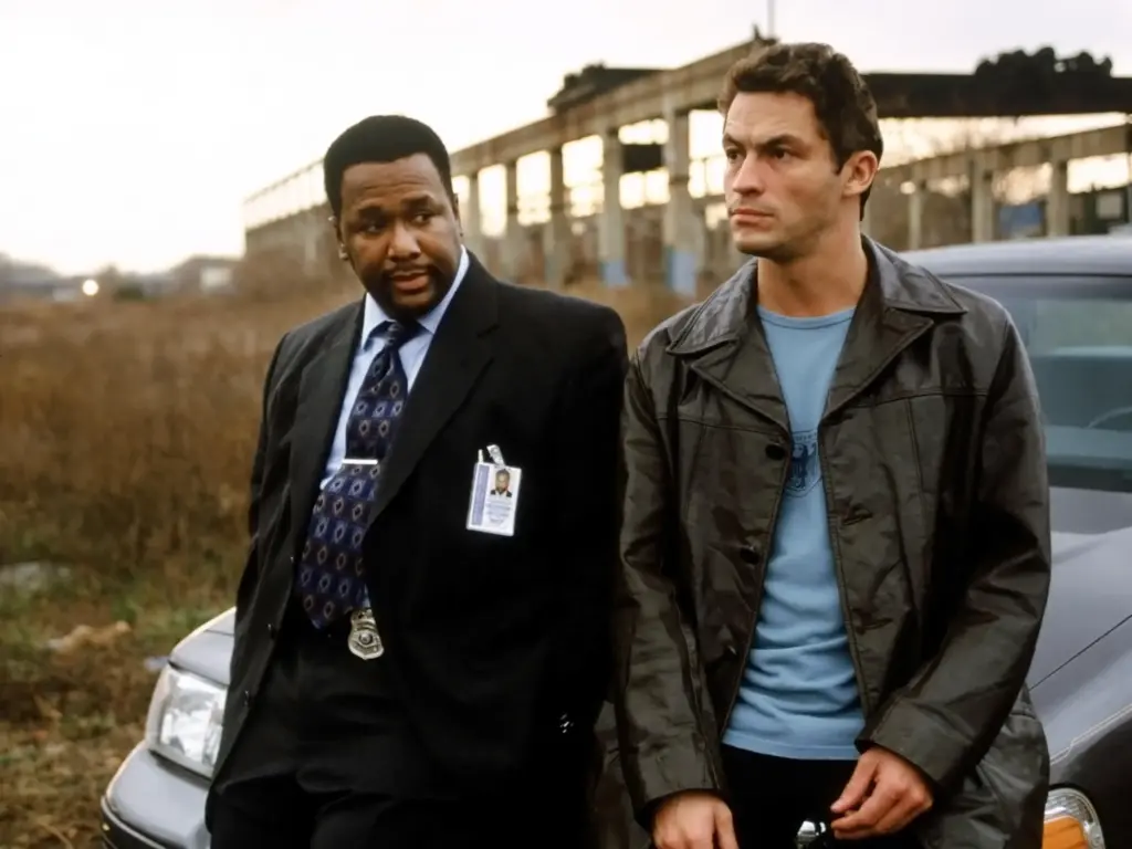 Yabancı diziler seçkisinde yer alan Gerçekçi anlatımıyla dikkat çeken “The Wire”, suç, yoksulluk ve sistem eleştirisini etkili bir anlatımla bir araya getiriyor.