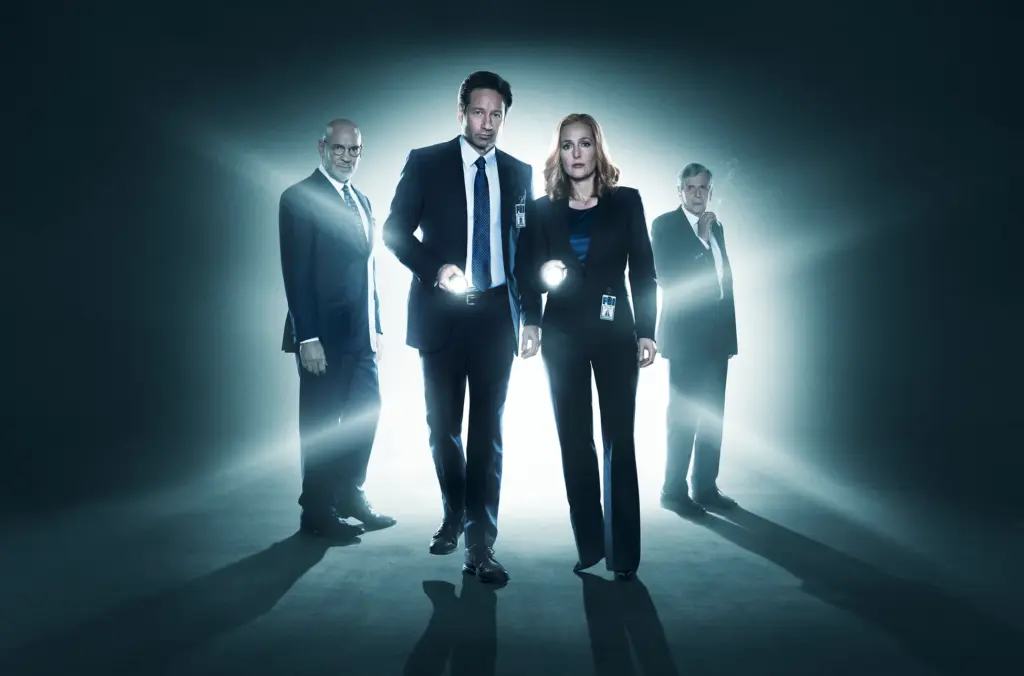 Yabancı diziler seçkisinde yer alan The X-Files dizisinin ikonik ajanları Fox Mulder ve Dana Scully el fenerleriyle karanlık bir ortamda gizemi araştırıyor.