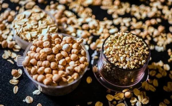 Nohut, yulaf ve karabuğday dolu şeffaf kaplar; bitki bazlı protein kaynakları ve vegan mutfağın temel bakliyatlarıyla besleyici içerik görseli.