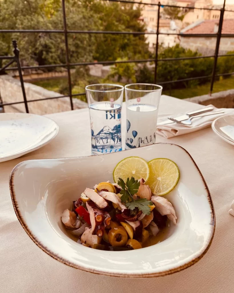 Areni Restaurant’ta zeytinyağlı deniz mahsulleri tabağı ve rakı eşliğinde Kapadokya akşam yemeği