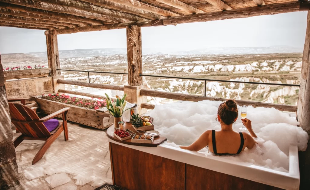 Argos in Cappadocia otelinin Kapadokya manzaralı jakuzili terasında keyif yapan bir misafir