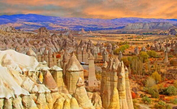 Kapadokya’daki Aşk Vadisi’nin (Bağlıdere Vadisi) peri bacaları ve renkli manzarası